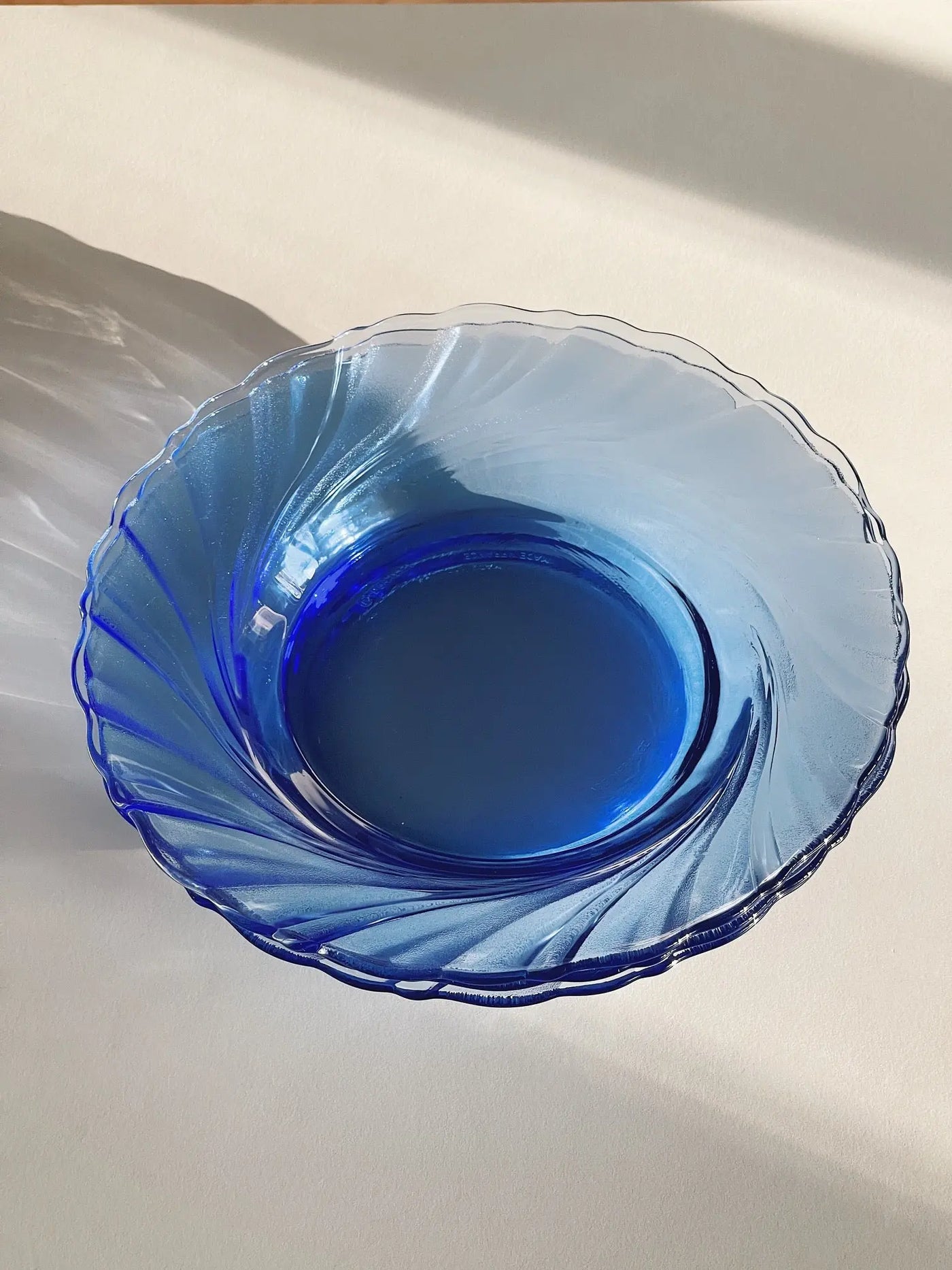 Blå, dyb glas tallerken fra Duralex | 21.5 cm Duralex