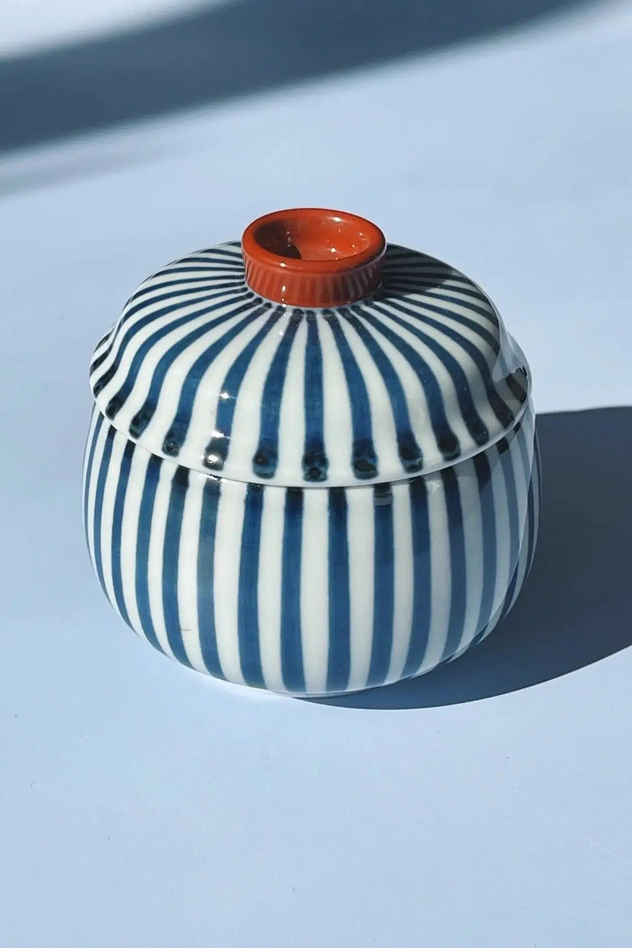 Blåstribet Bonbonniere (Lågkrukke) i keramik med rødt låg Studio Hafnia
