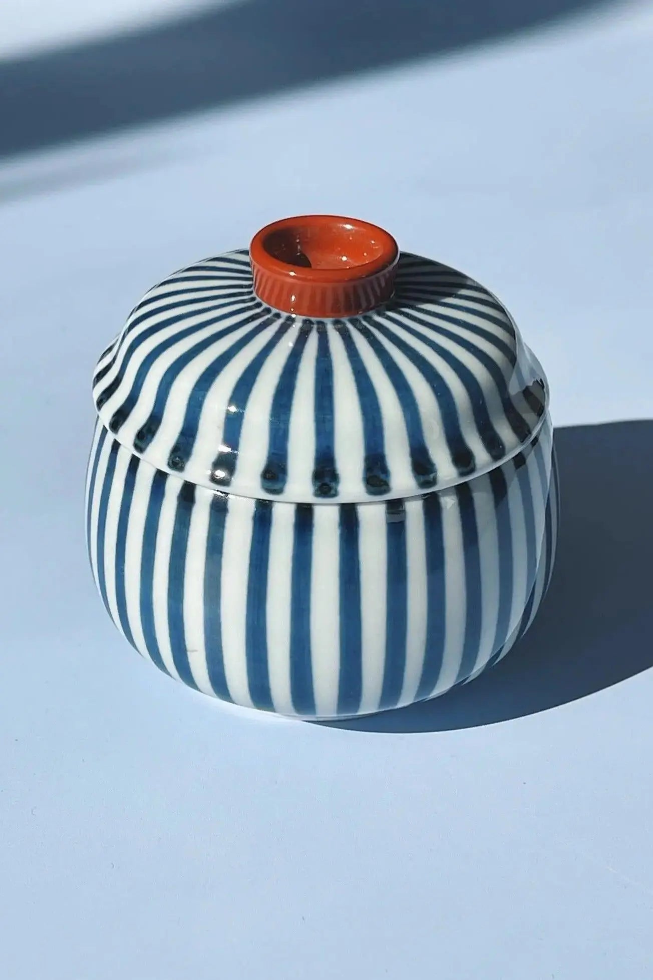 Blåstribet Bonbonniere (Lågkrukke) i keramik med rødt låg Studio Hafnia