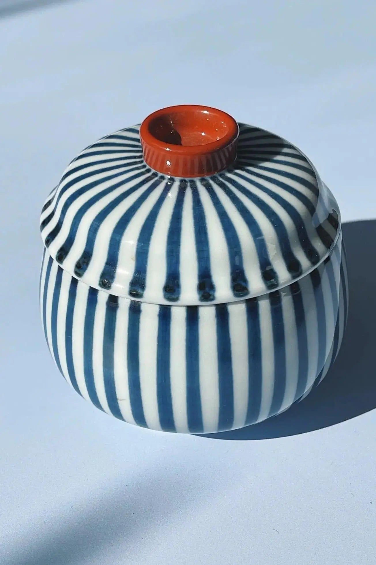 Blåstribet Bonbonniere (Lågkrukke) i keramik med rødt låg Studio Hafnia