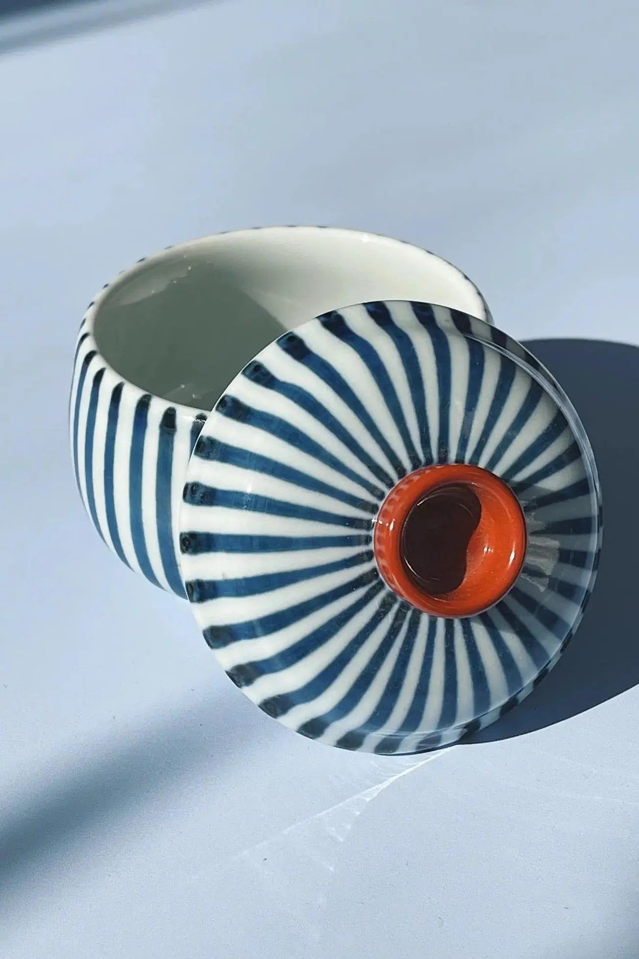 Blåstribet Bonbonniere (Lågkrukke) i keramik med rødt låg Studio Hafnia