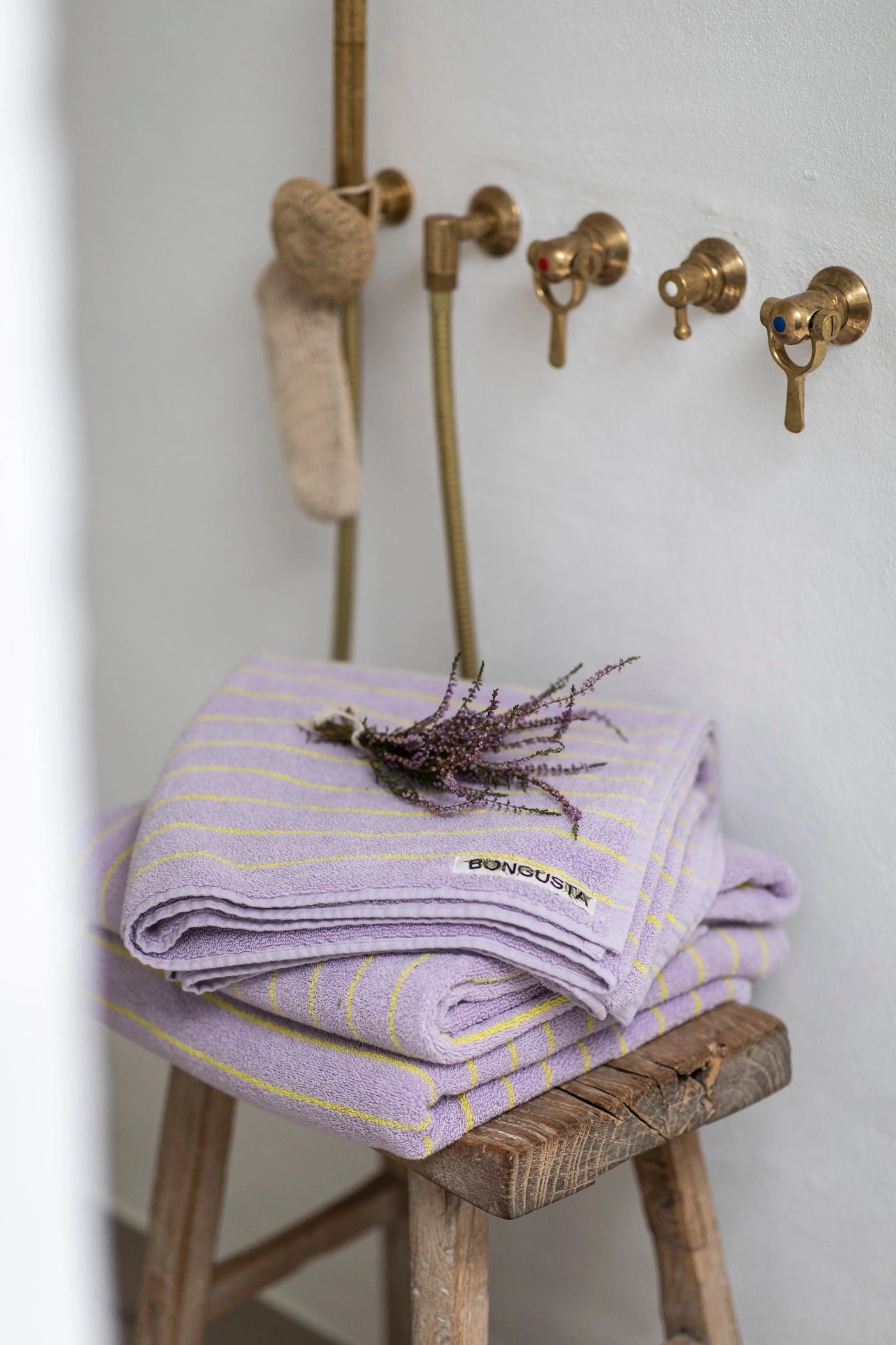 Bongusta Naram håndklæde | Lilac & neon yellow (thin stripe) - 2 størrelser Bongusta
