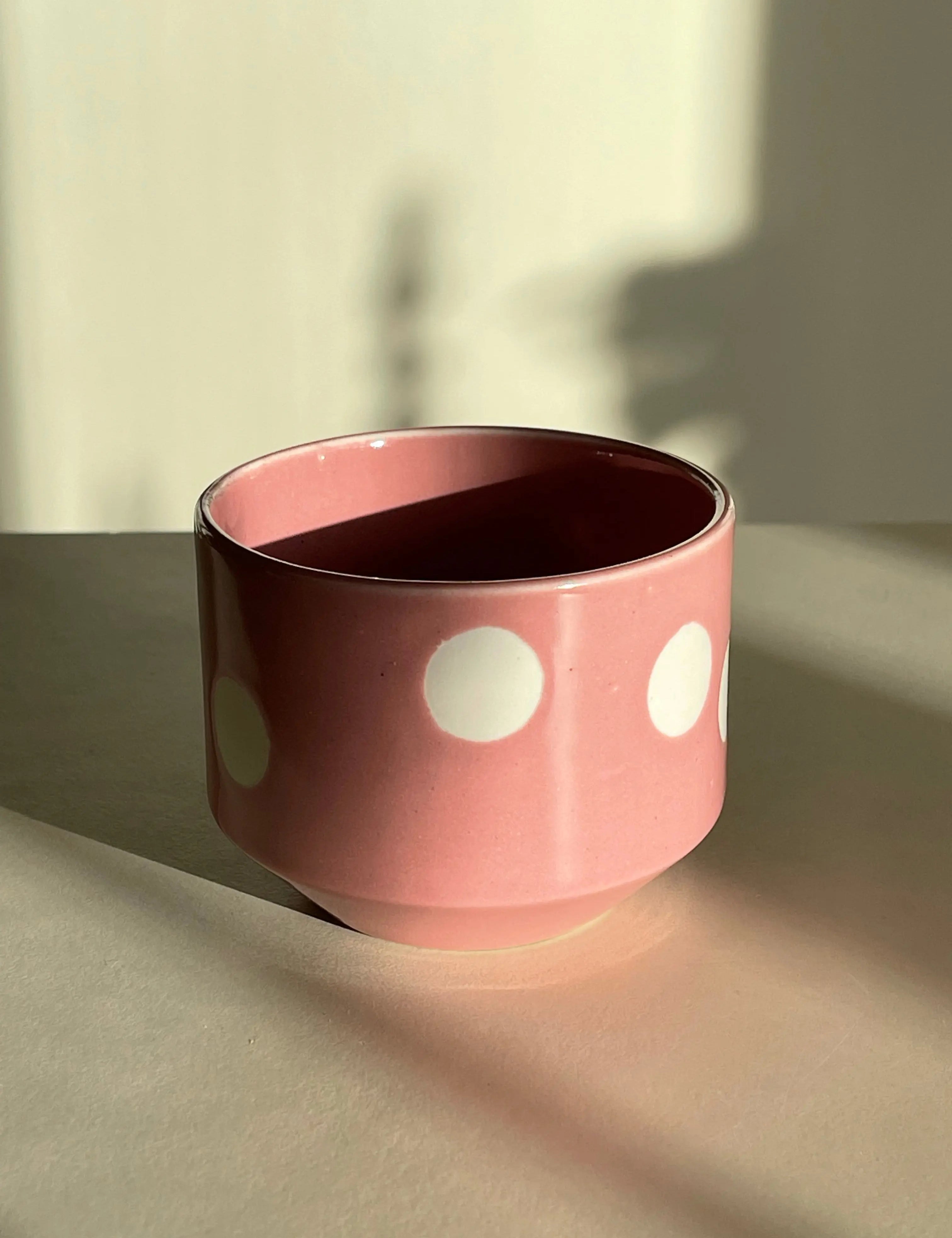 Burnt and Glazed X Studio Hafnia Esther Dot Kop | Pink med hvide prikker Burnt and Glazed