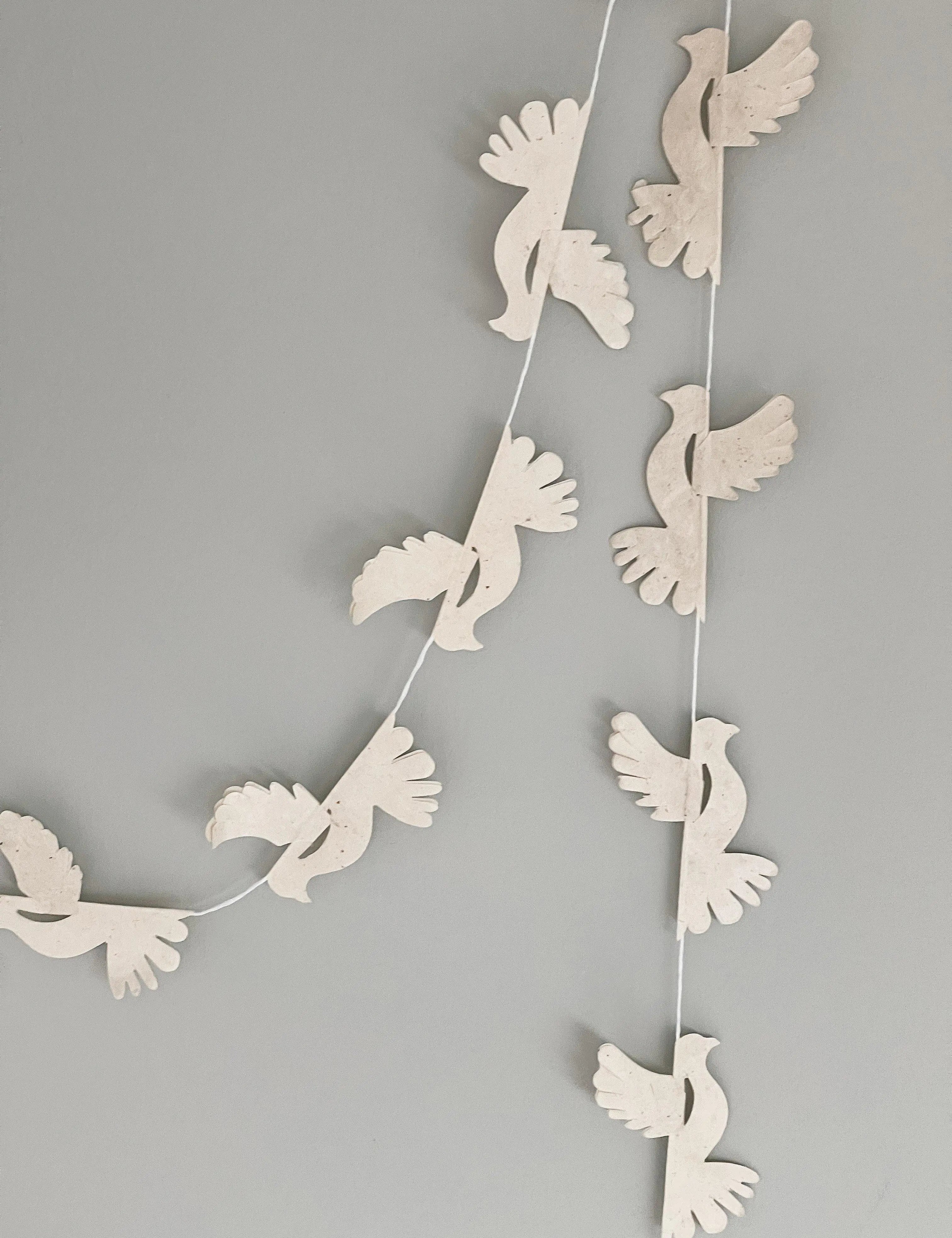 Dove guirlande med hvide fugle i papir Afroart