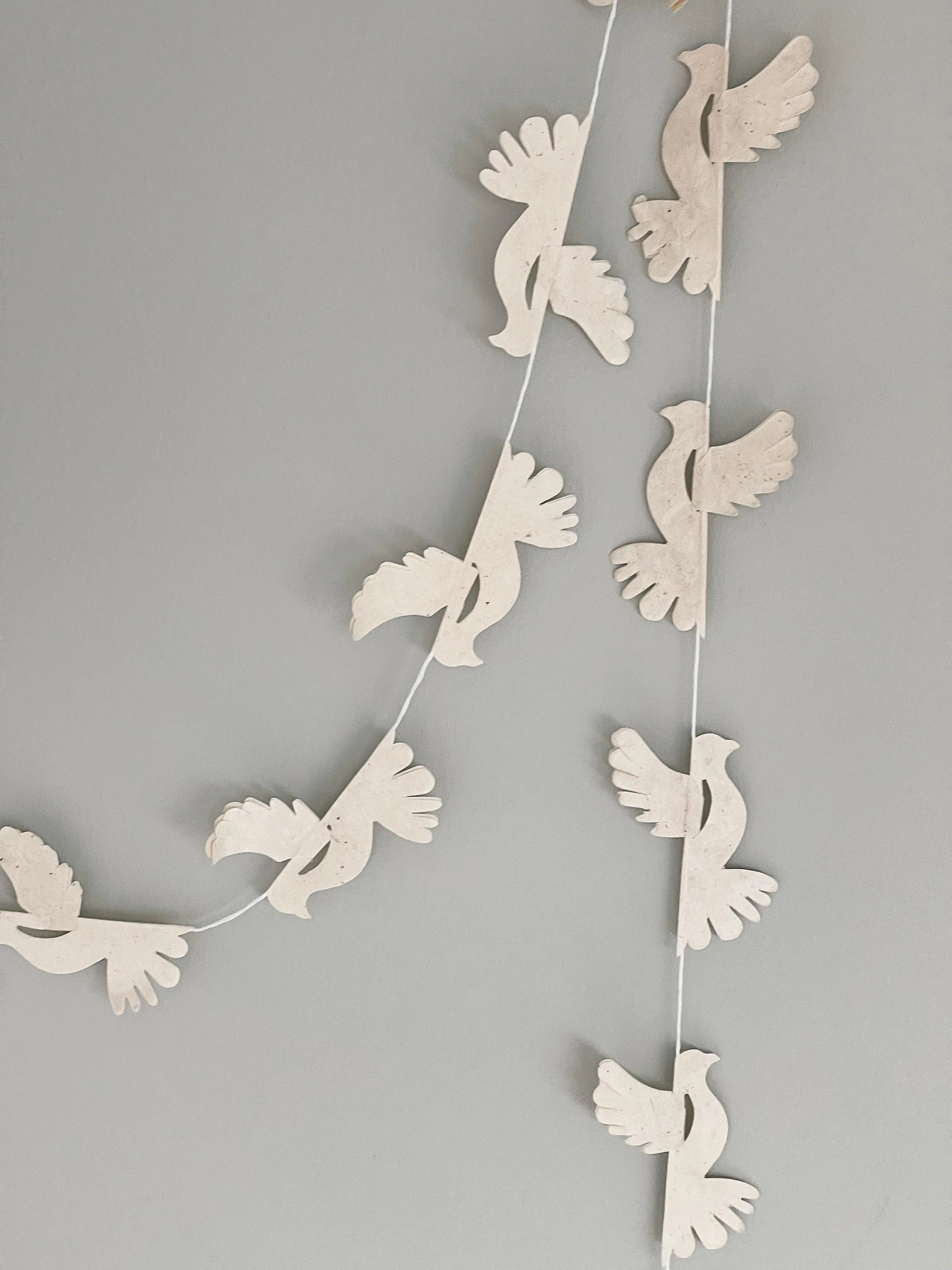Dove guirlande med hvide fugle i papir Afroart