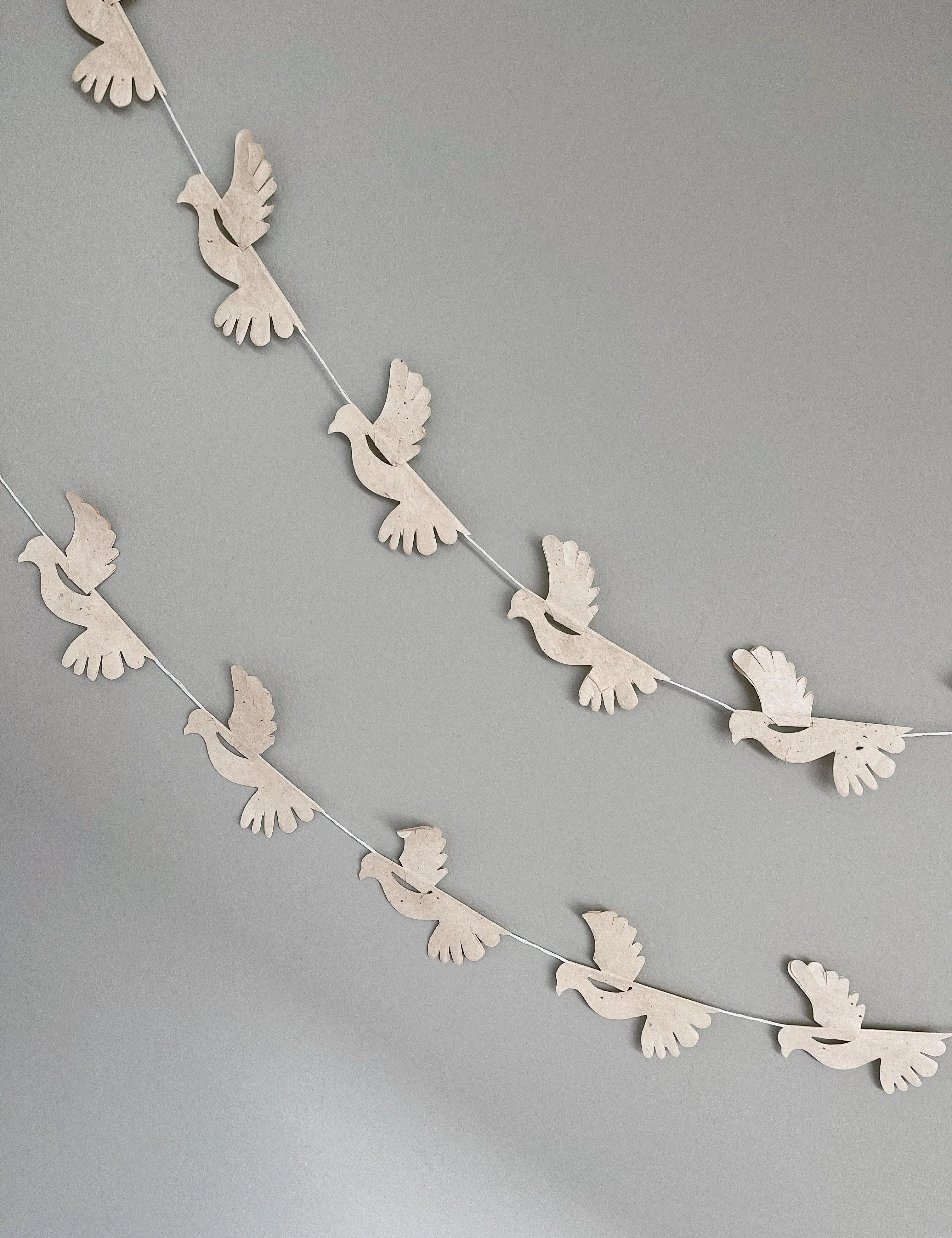 Dove guirlande med hvide fugle i papir Afroart