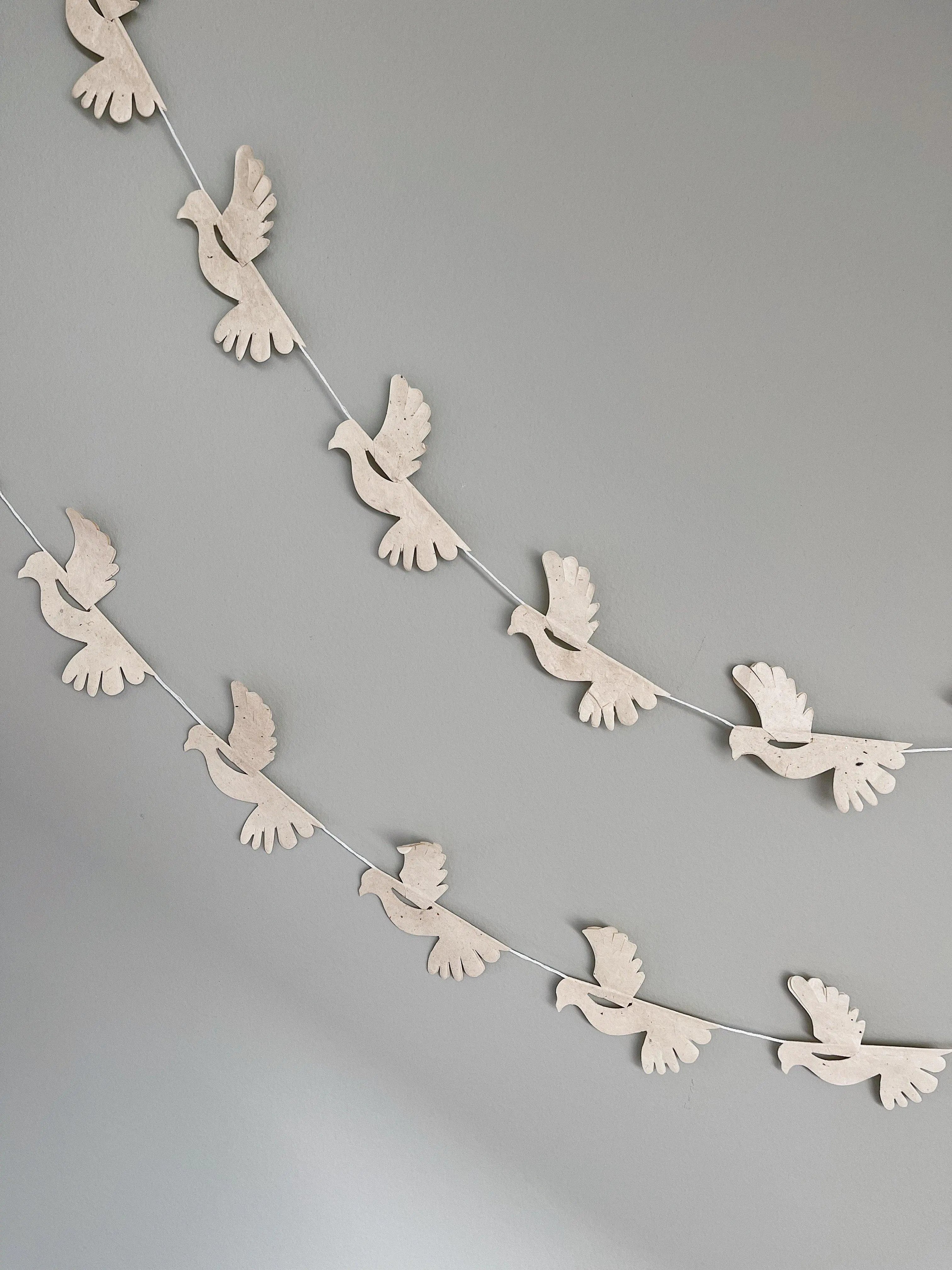 Dove guirlande med hvide fugle i papir Afroart