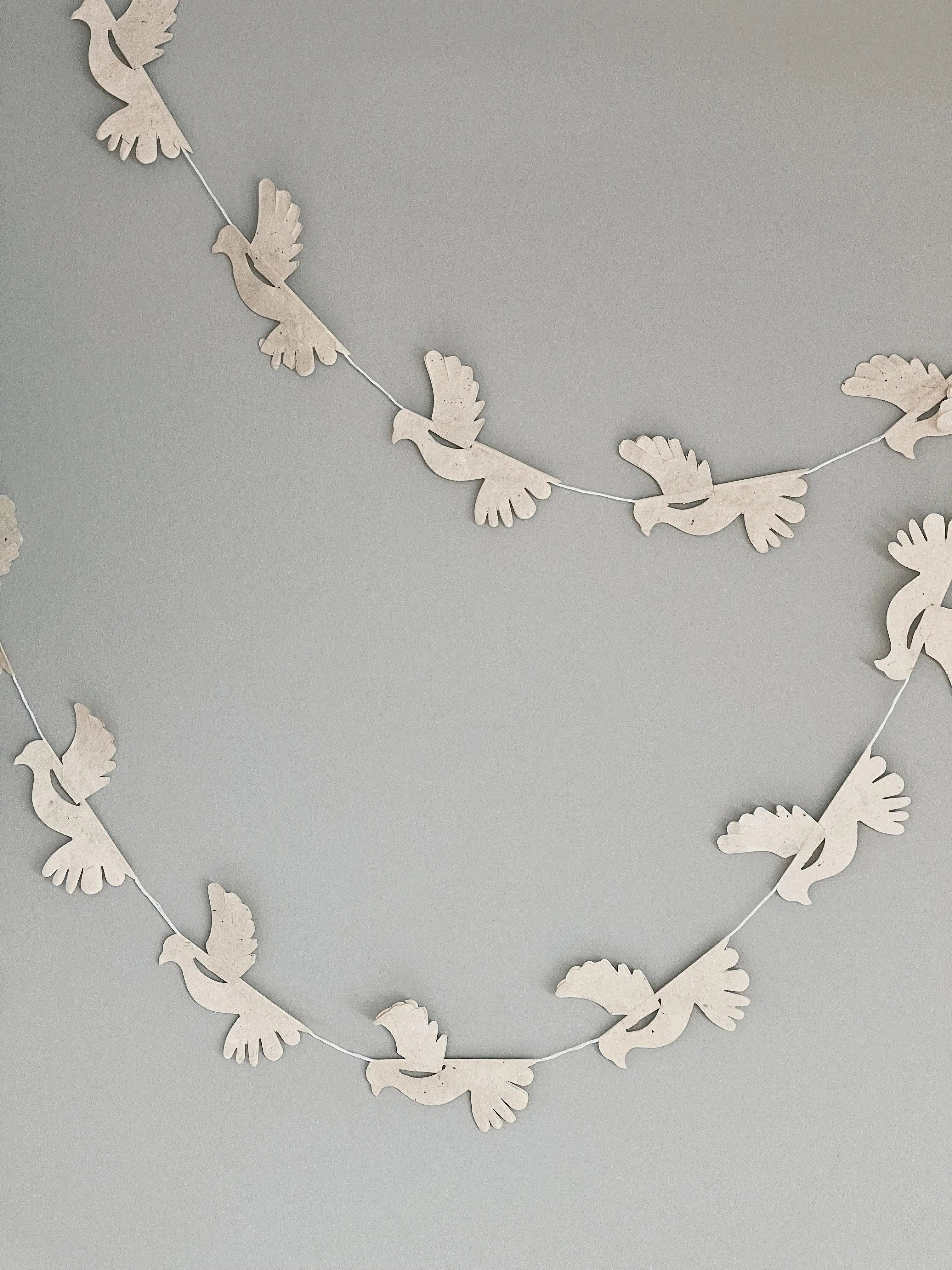 Dove guirlande med hvide fugle i papir Afroart