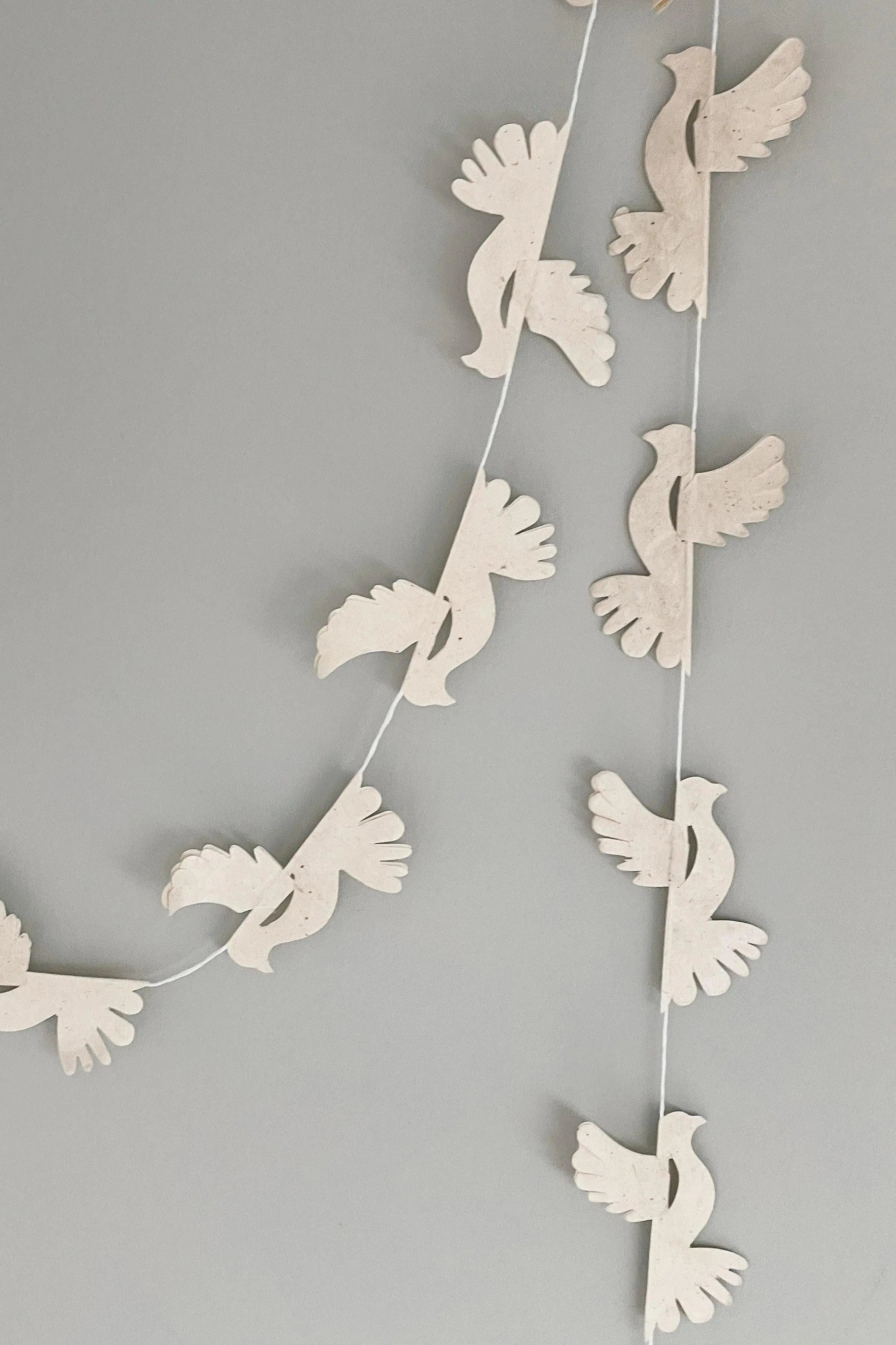 Dove guirlande med hvide fugle i papir World of Craft
