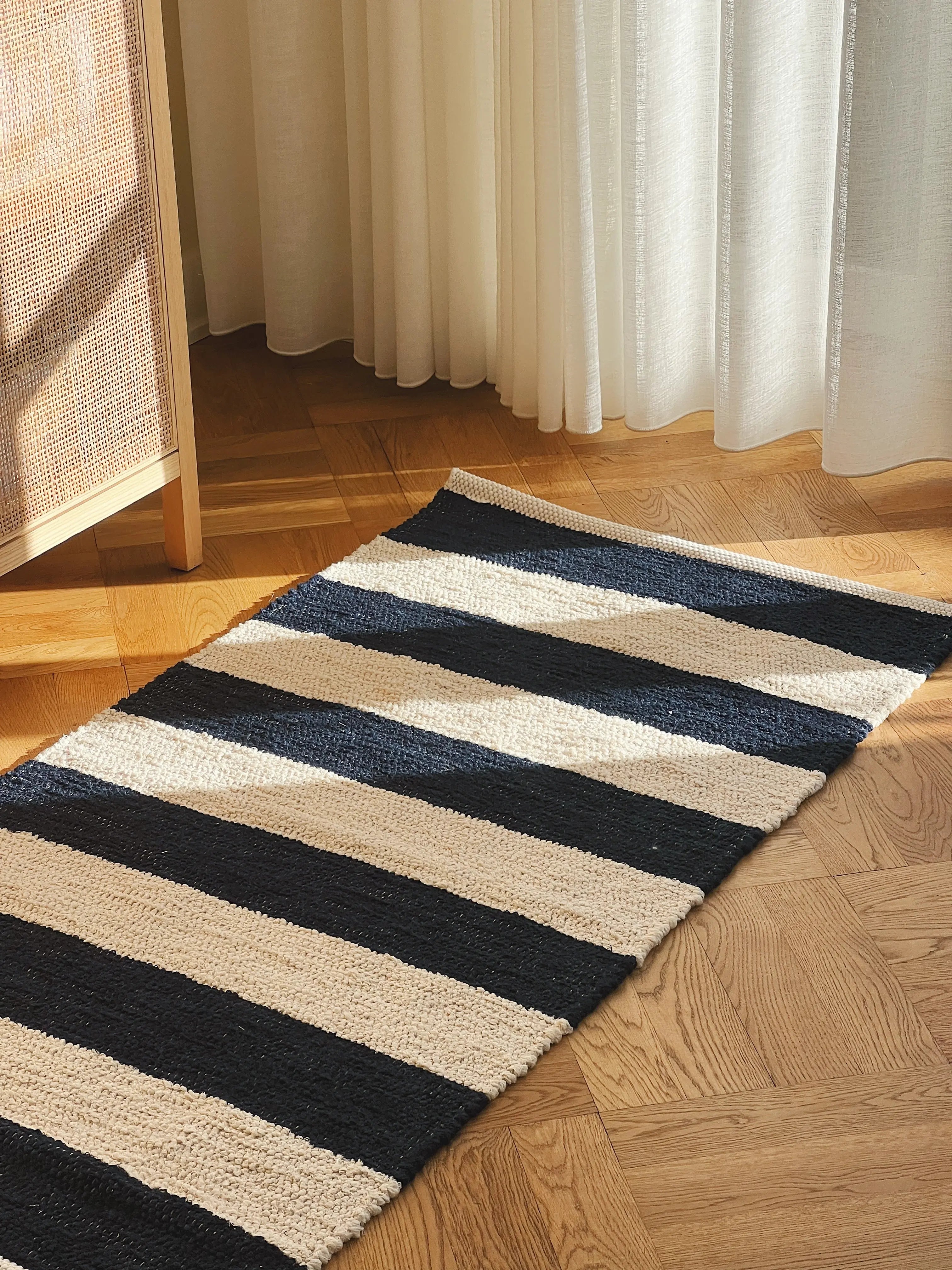 Gulvtæppe i bomuld | Mørkeblå/beige striber 70 x 140 cm Studio Hafnia