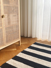 Gulvtæppe i bomuld | Mørkeblå/beige striber 70 x 140 cm Studio Hafnia