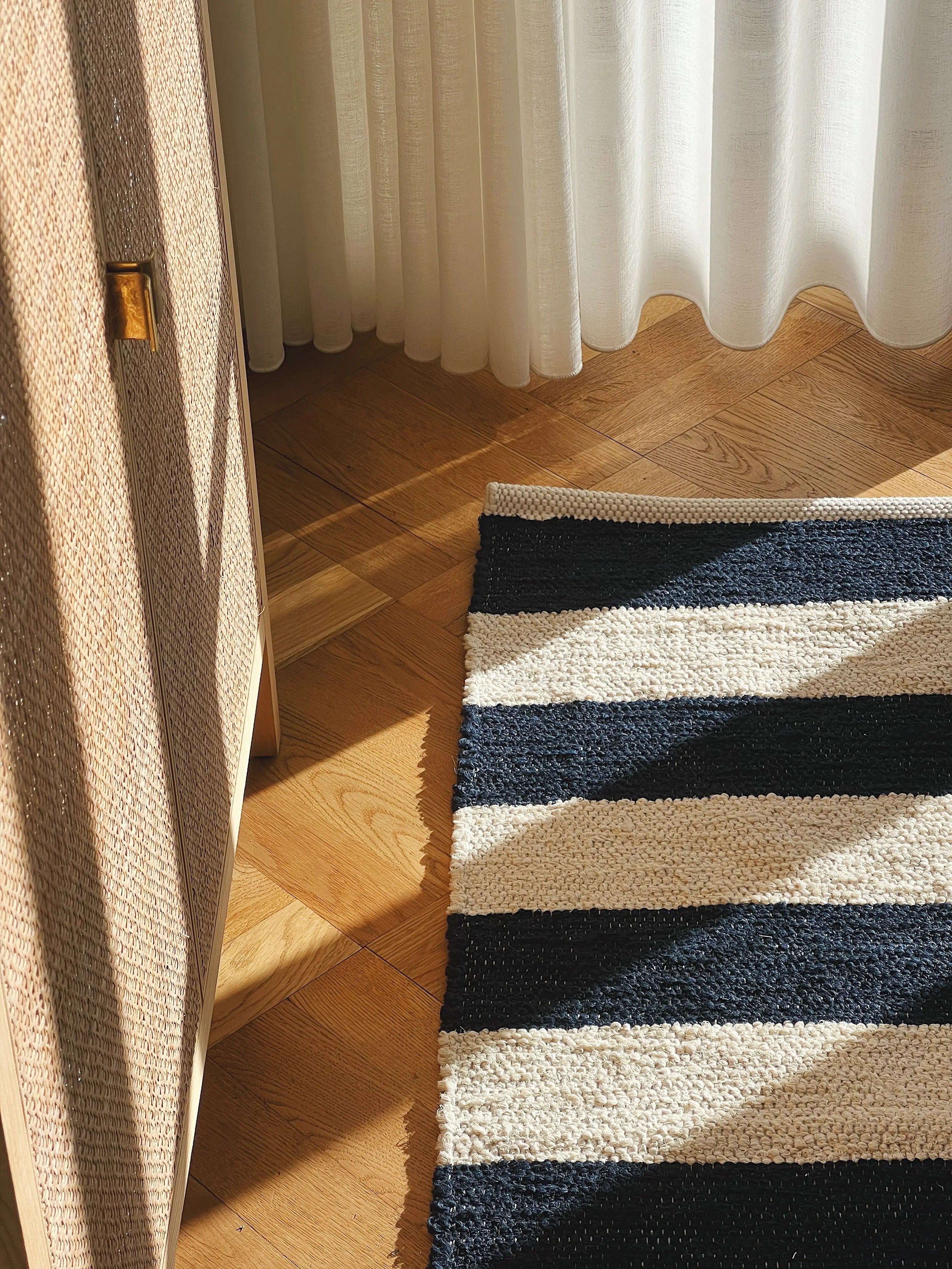 Gulvtæppe i bomuld | Mørkeblå/beige striber 70 x 140 cm Studio Hafnia