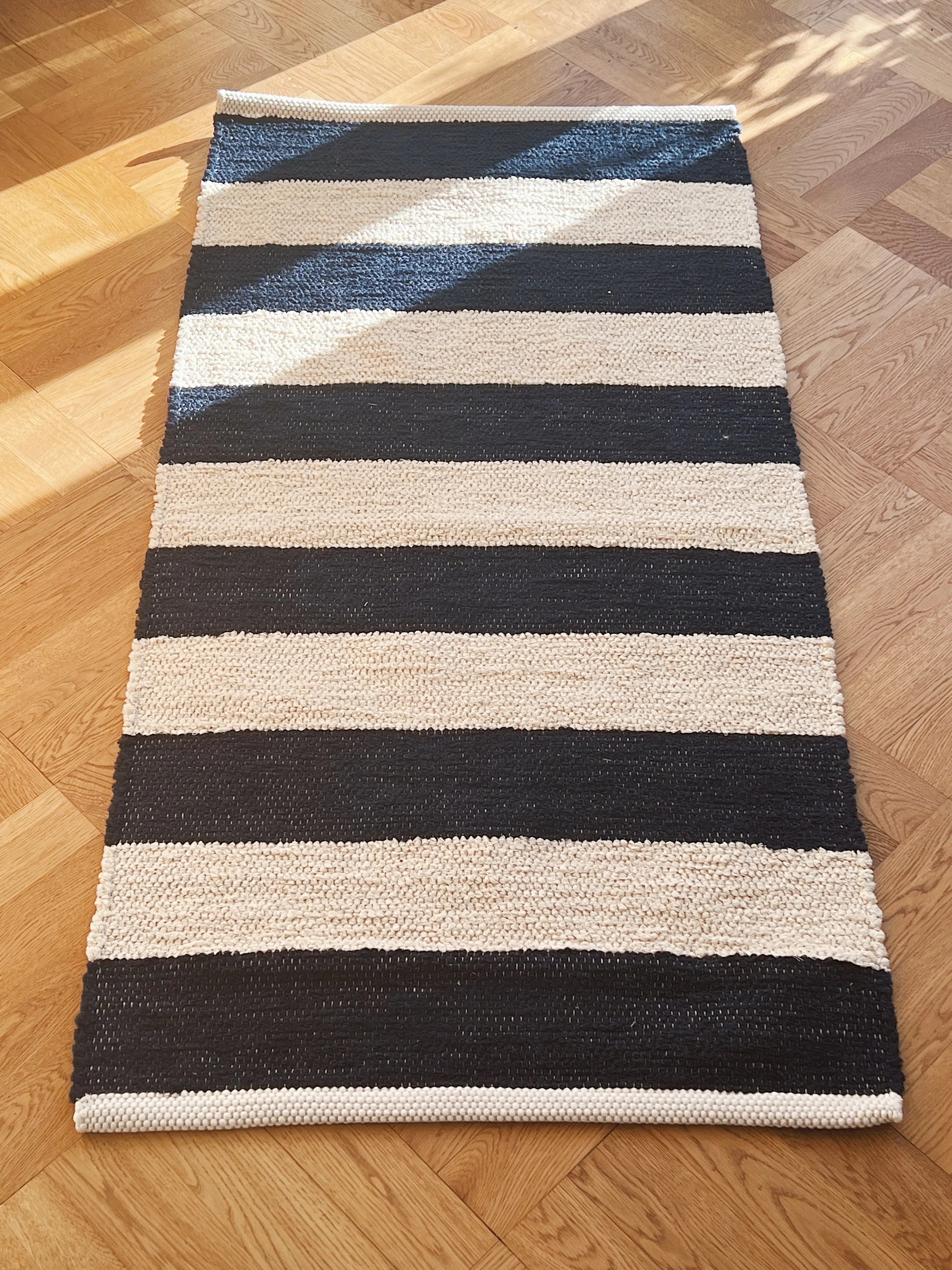 Gulvtæppe i bomuld | Mørkeblå/beige striber 70 x 140 cm Studio Hafnia