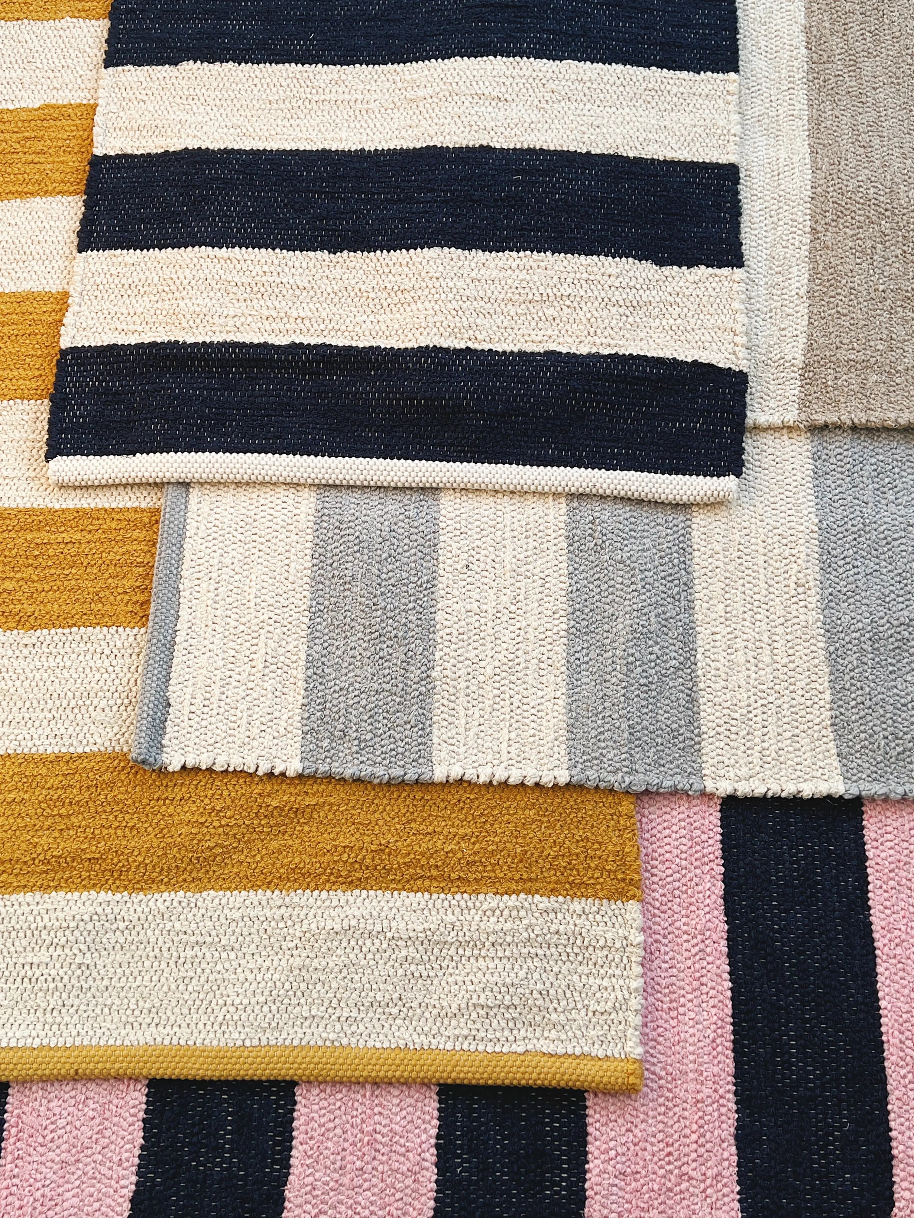 Gulvtæppe i bomuld | Mørkeblå/beige striber 70 x 140 cm Studio Hafnia
