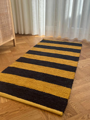 Gulvtæppe i bomuld | Mørkeblå/sennep striber 70 x 140 cm Studio Hafnia