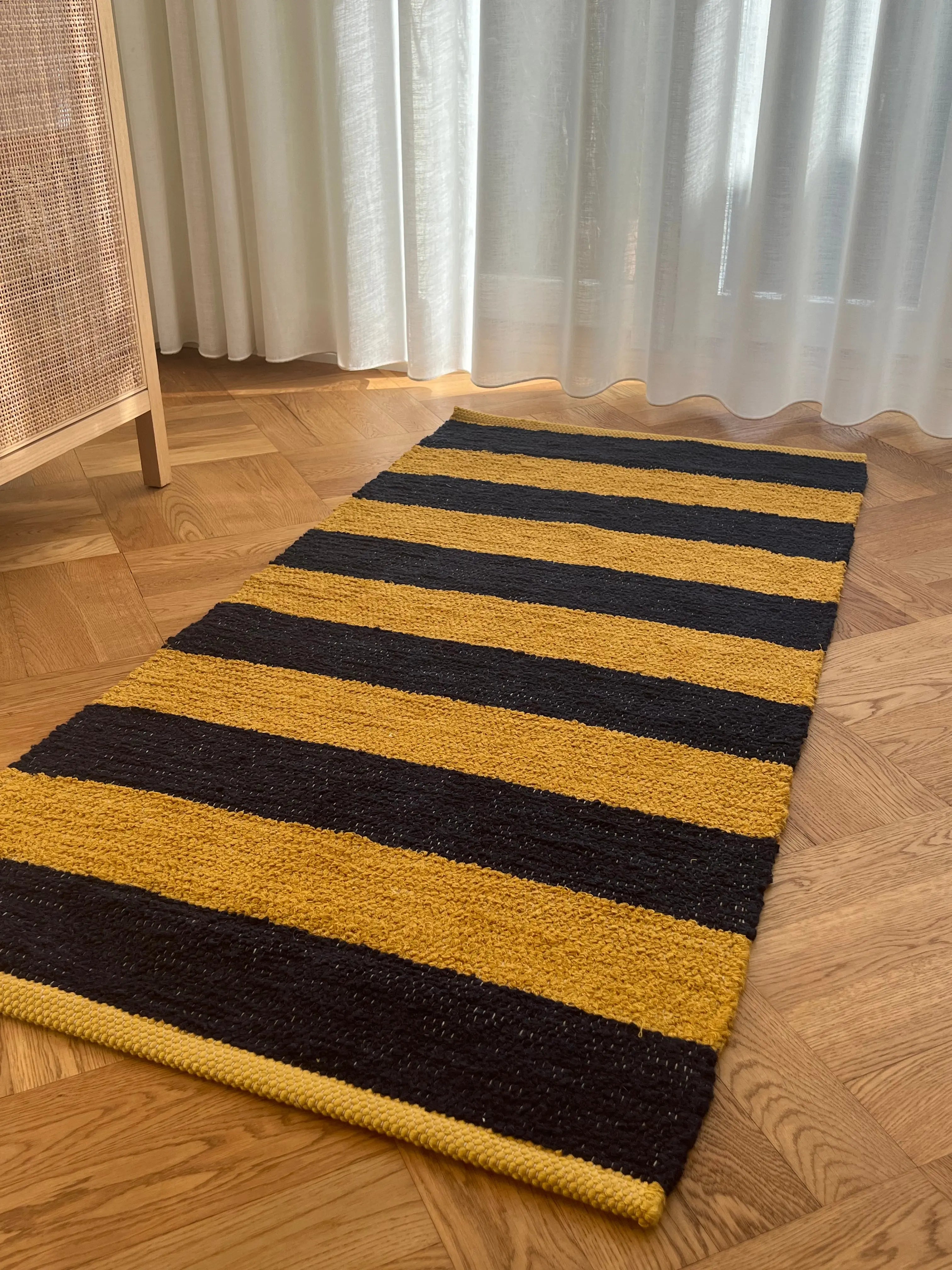 Gulvtæppe i bomuld | Mørkeblå/sennep striber 70 x 140 cm Studio Hafnia