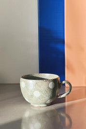 Håndlavet Japansk Krus med Hank – Lysegrøn/Grå med Prikker Studio Hafnia