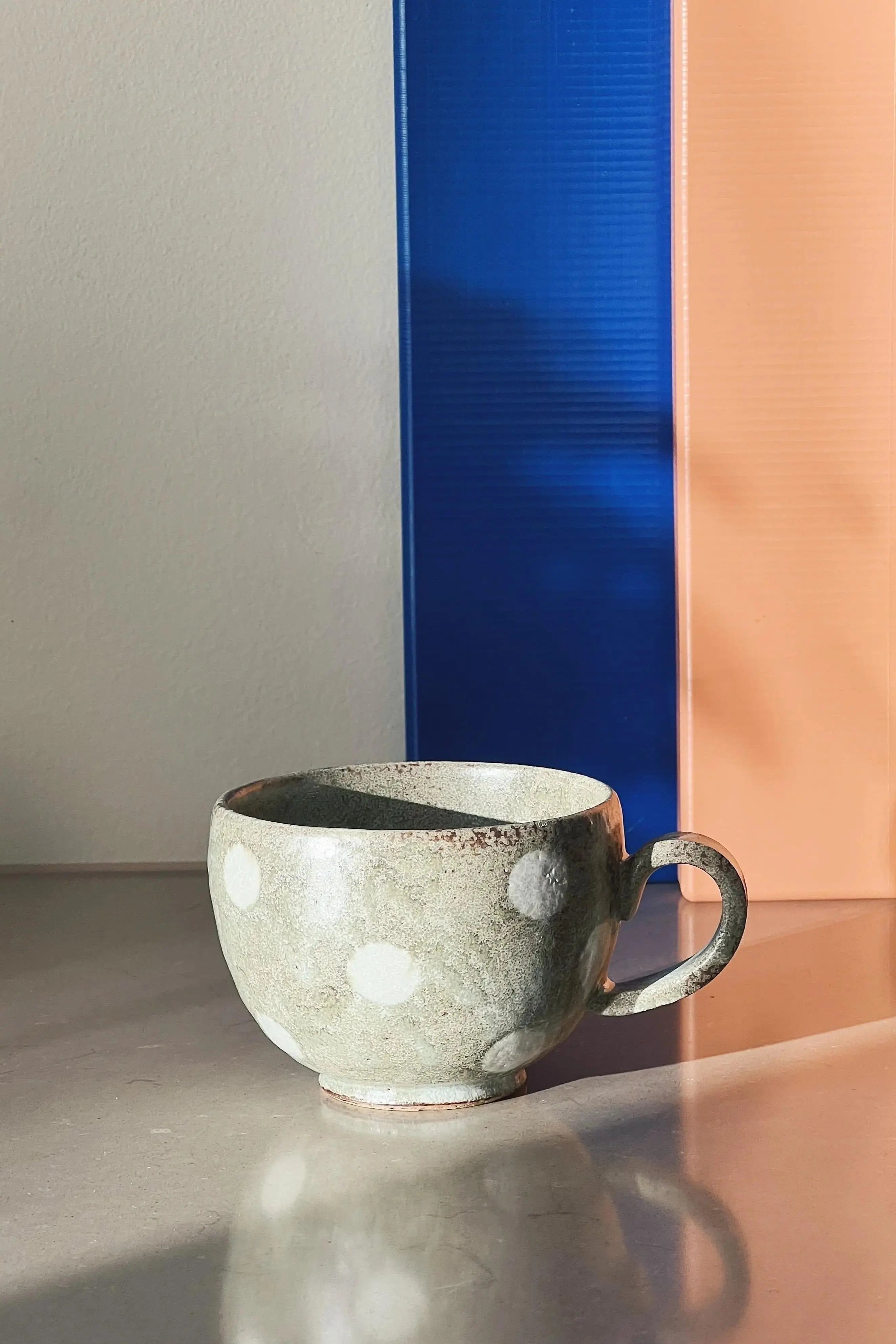 Håndlavet Japansk Krus med Hank – Lysegrøn/Grå med Prikker Studio Hafnia