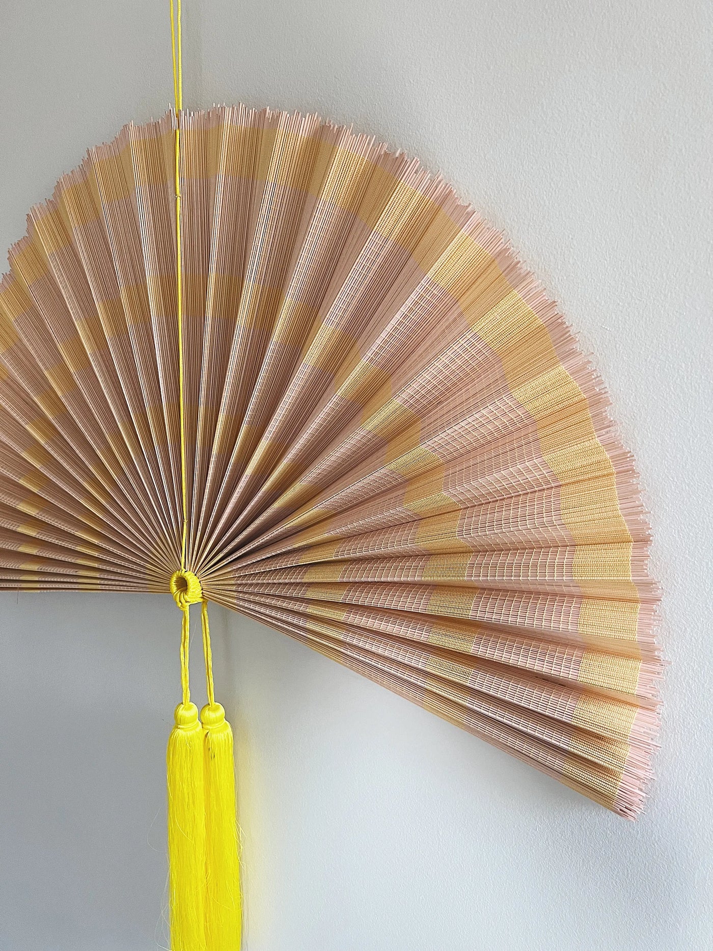 Håndlavet bambusvifte fra Vietnam | Lyserød og gul - 2 størrelser Studio Hafnia