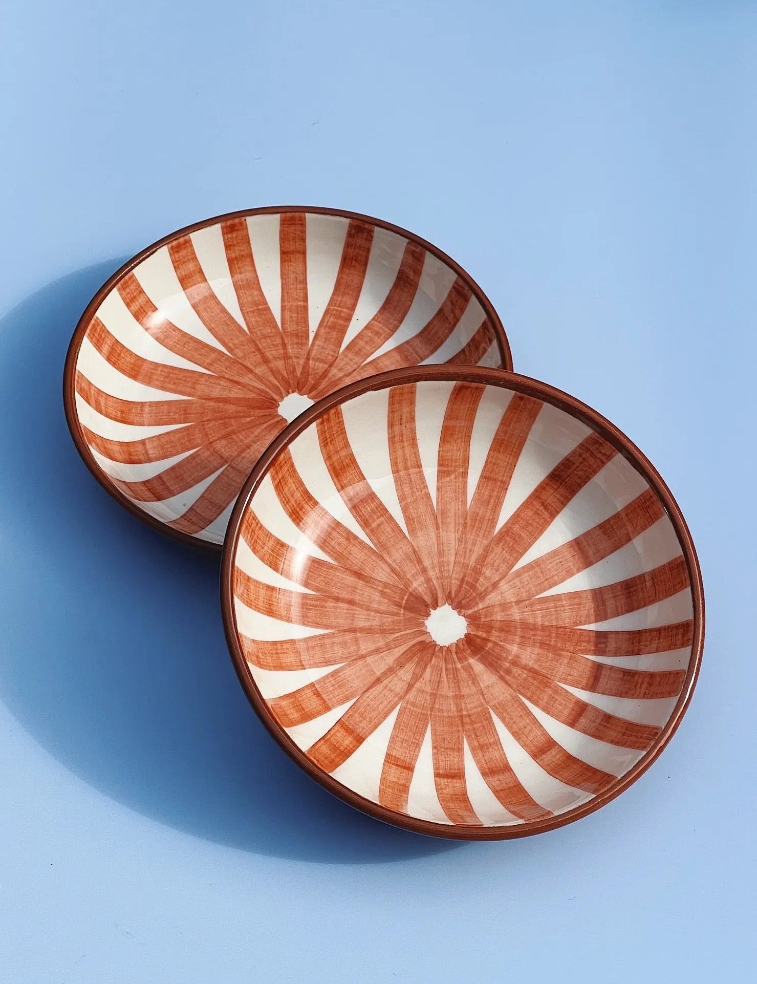 Håndlavet fad med terracotta og hvide striber | Lille Casa Cubista