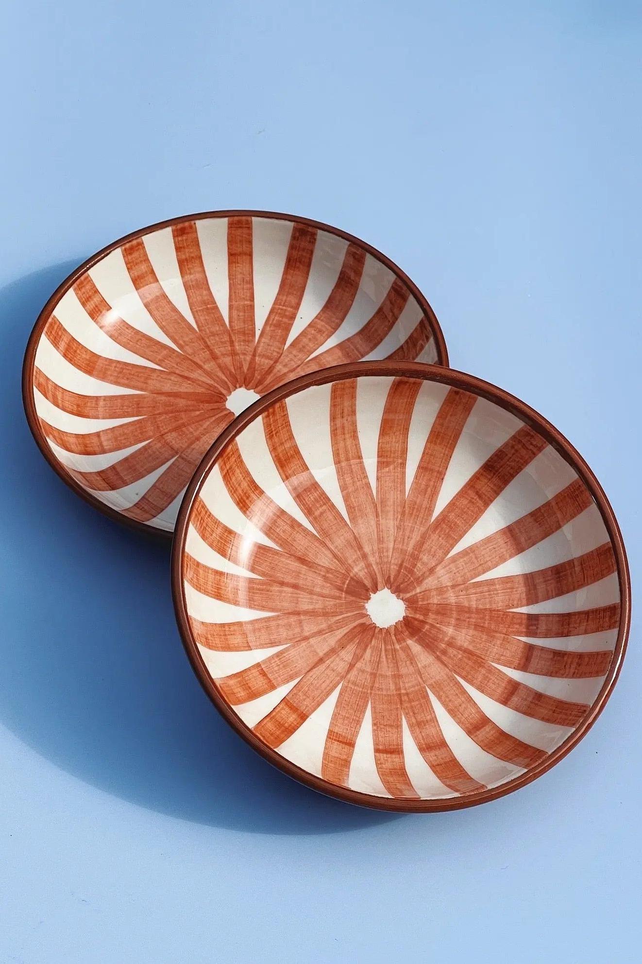 Håndlavet fad med terracotta og hvide striber | Lille Casa Cubista