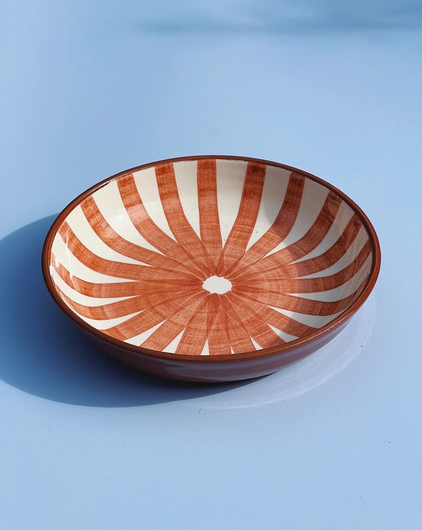 Håndlavet fad med terracotta og hvide striber | Lille Casa Cubista