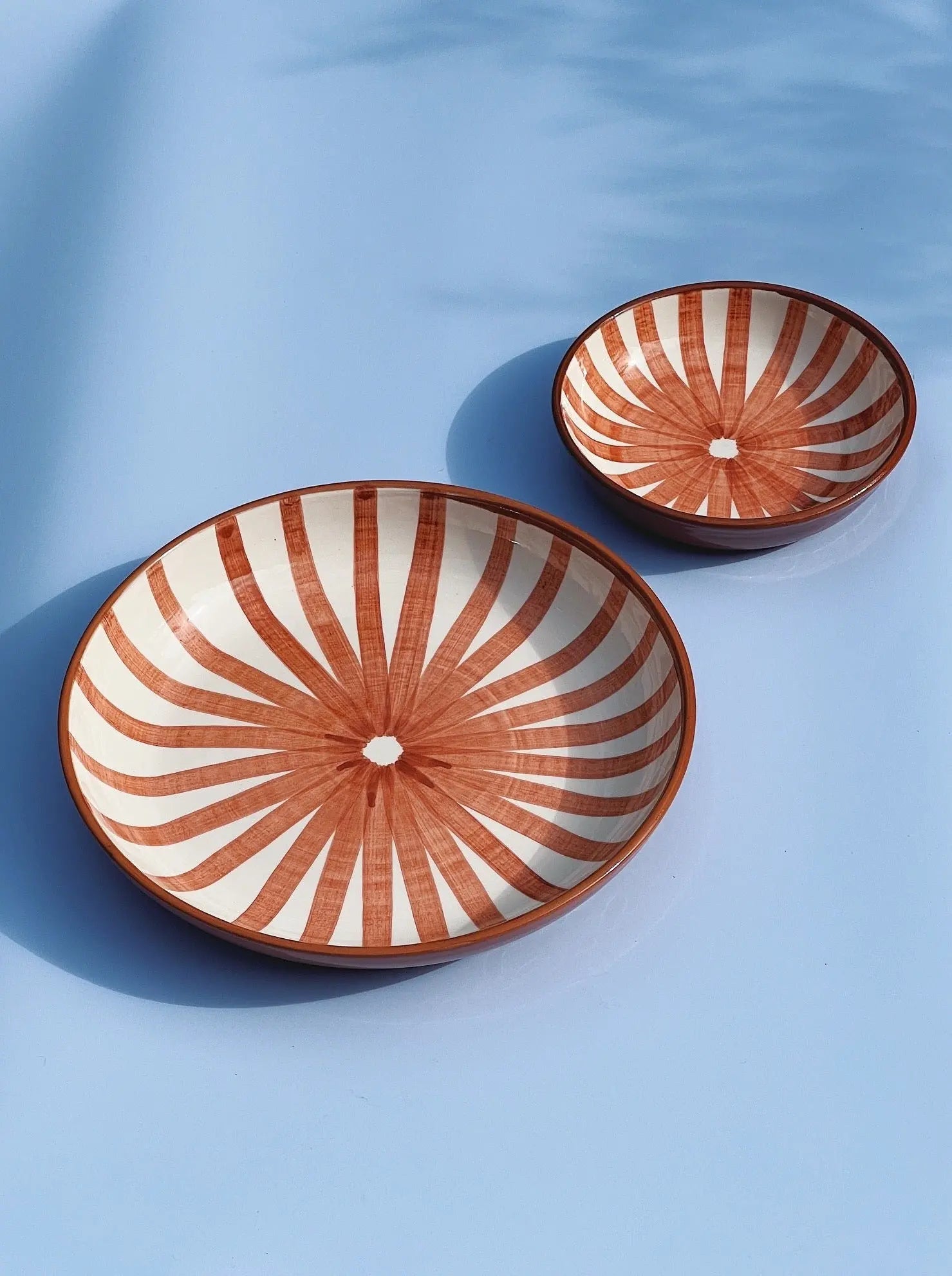 Håndlavet fad med terracotta og hvide striber | Lille Casa Cubista
