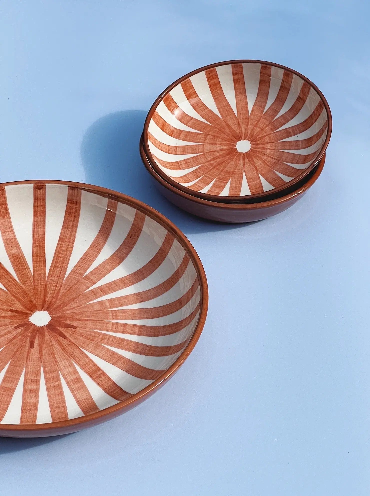 Håndlavet fad med terracotta og hvide striber | Lille Casa Cubista