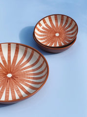 Håndlavet fad med terracotta og hvide striber | Lille Casa Cubista