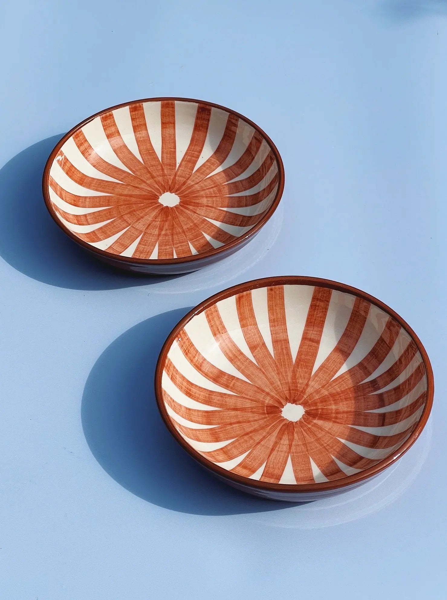 Håndlavet fad med terracotta og hvide striber | Lille Casa Cubista