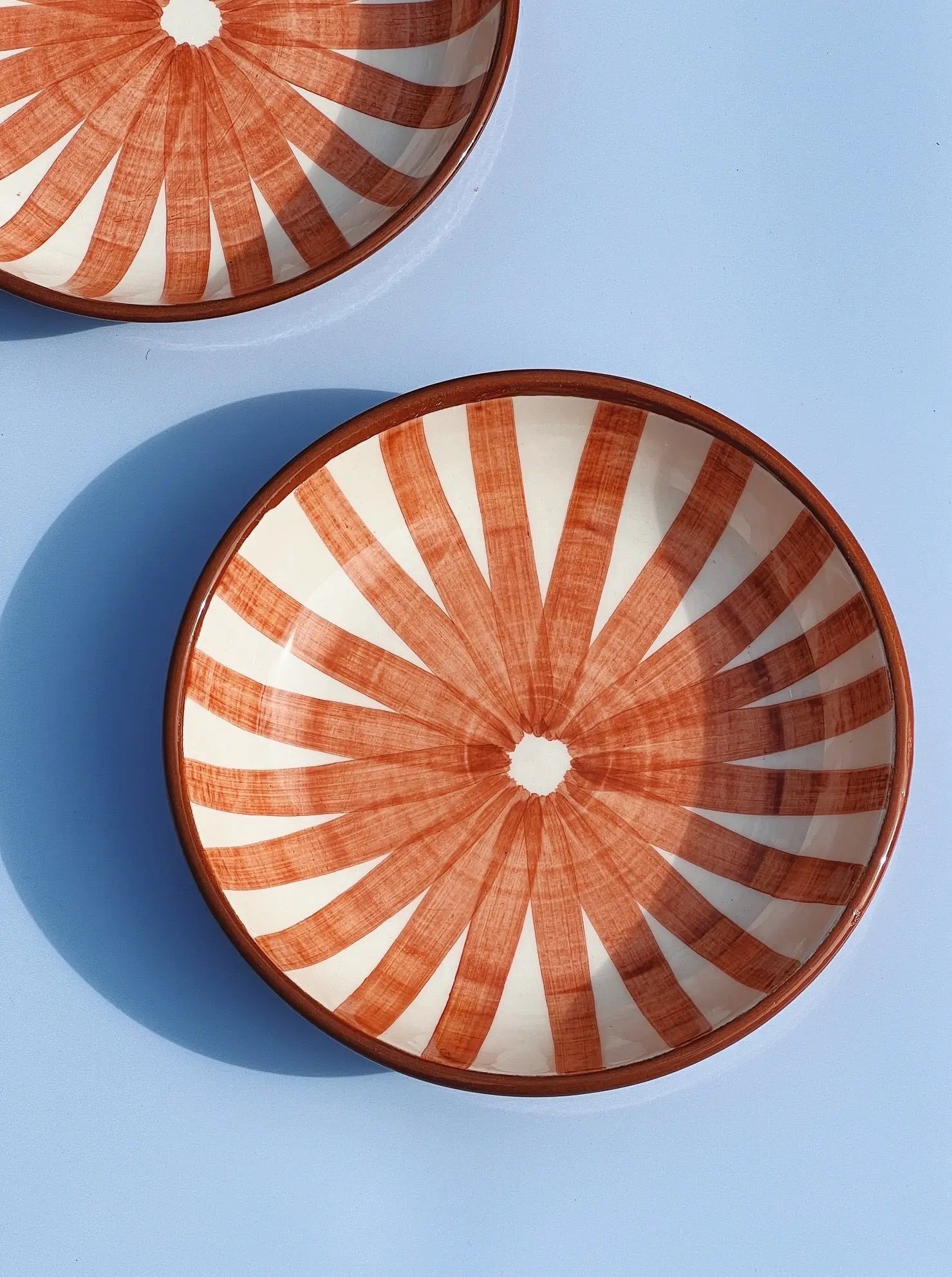 Håndlavet fad med terracotta og hvide striber | Lille Casa Cubista