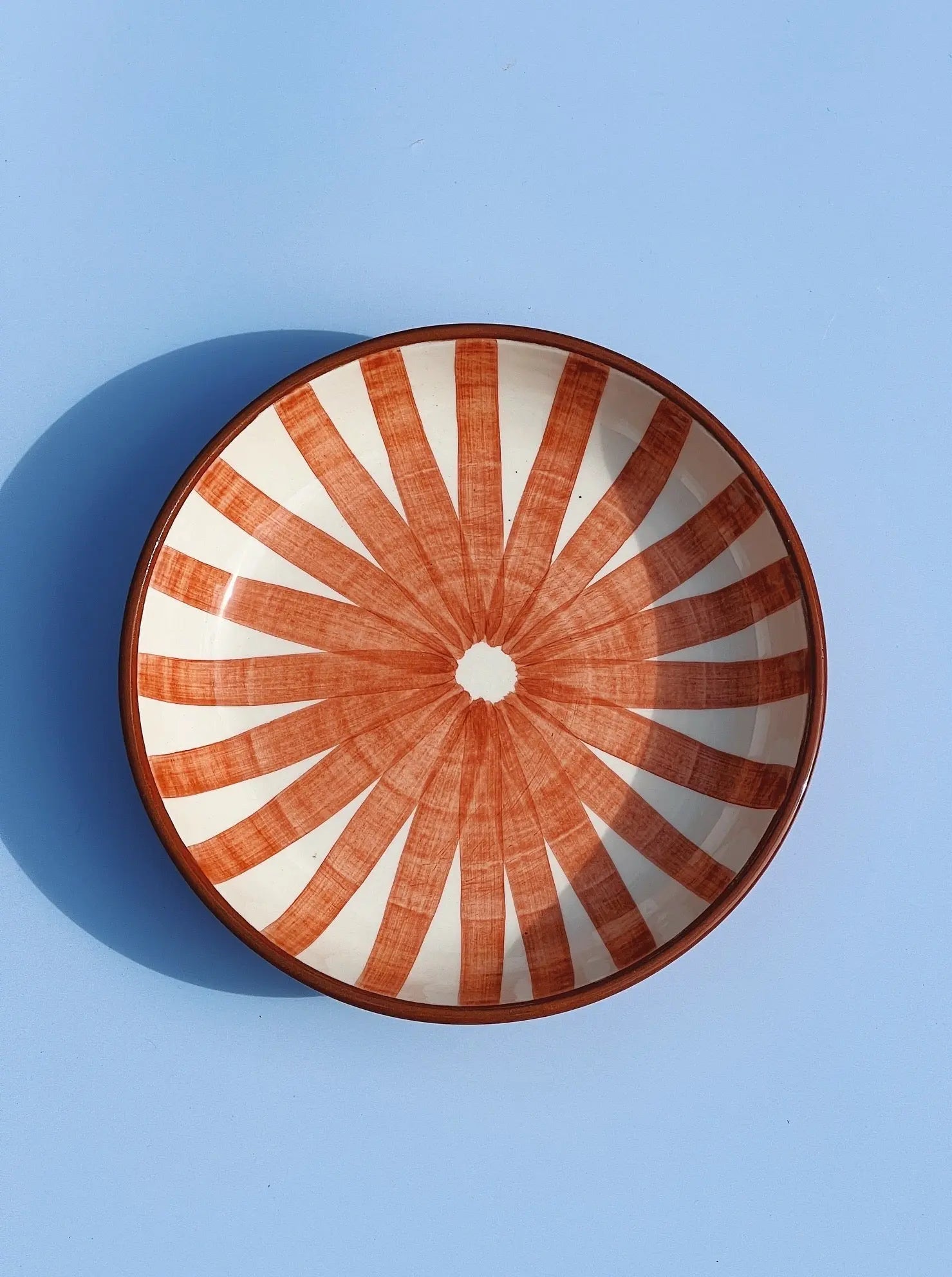 Håndlavet fad med terracotta og hvide striber | Lille Casa Cubista