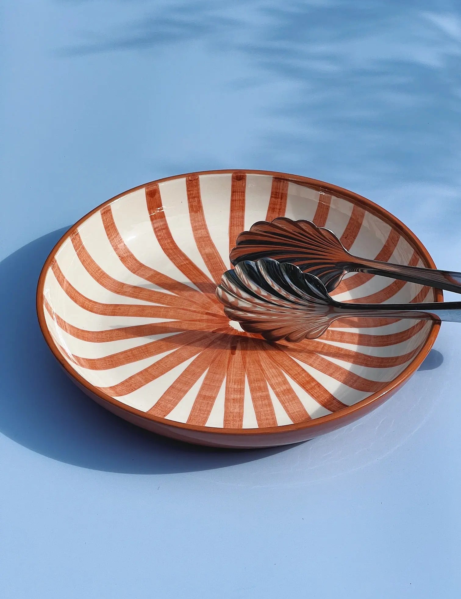 Håndlavet fad med terracotta og hvide striber | Stor Casa Cubista