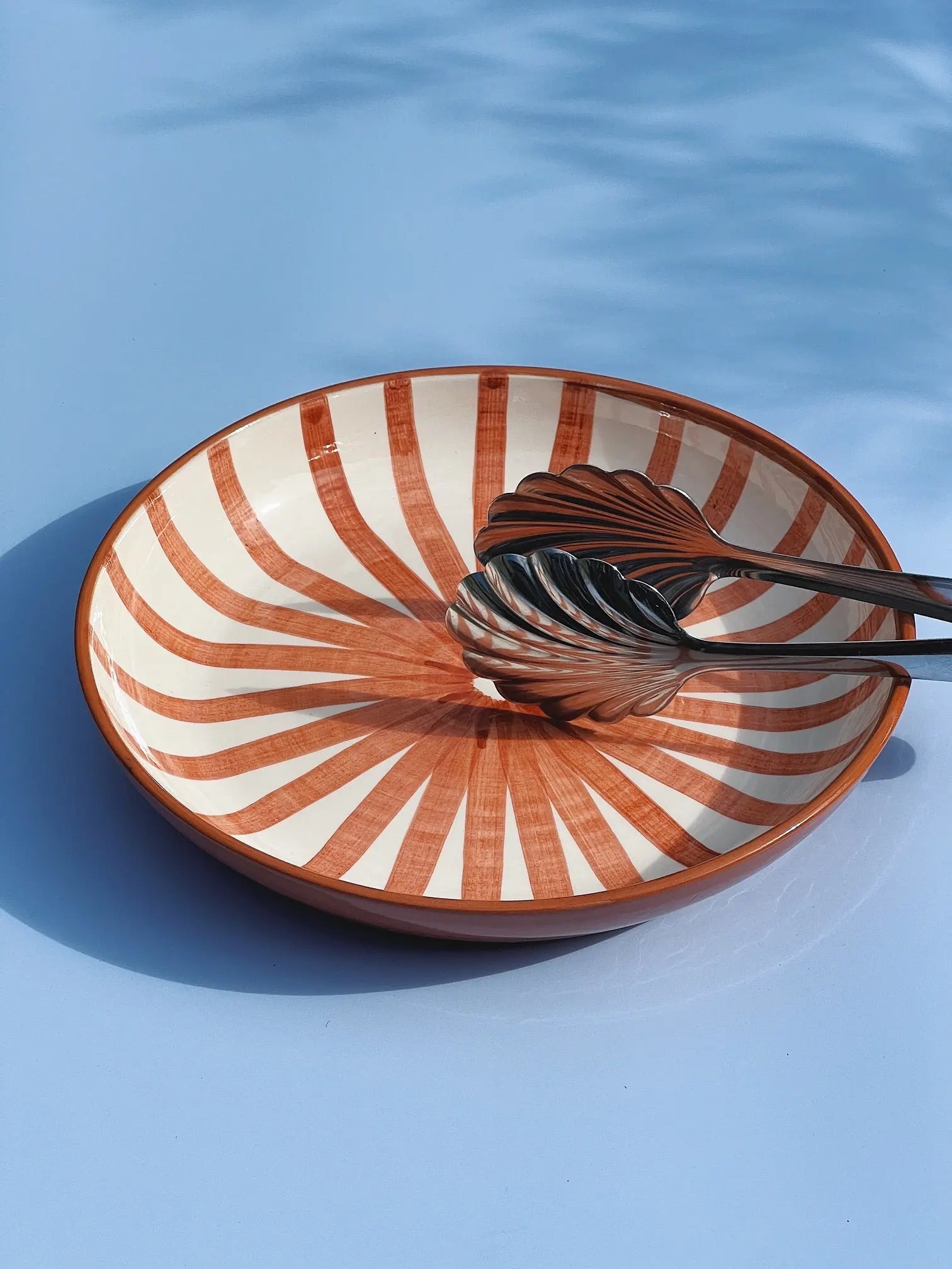 Håndlavet fad med terracotta og hvide striber | Stor Casa Cubista