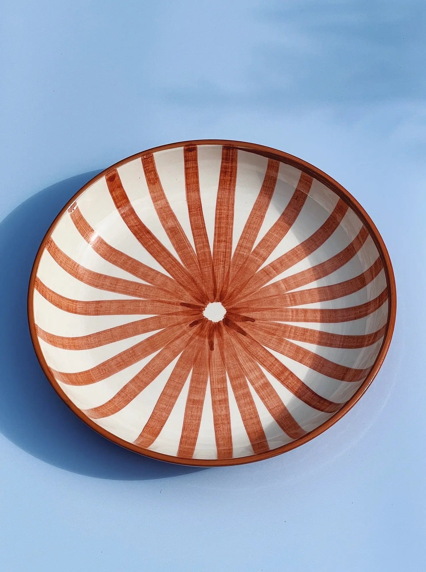 Håndlavet fad med terracotta og hvide striber | Stor Casa Cubista