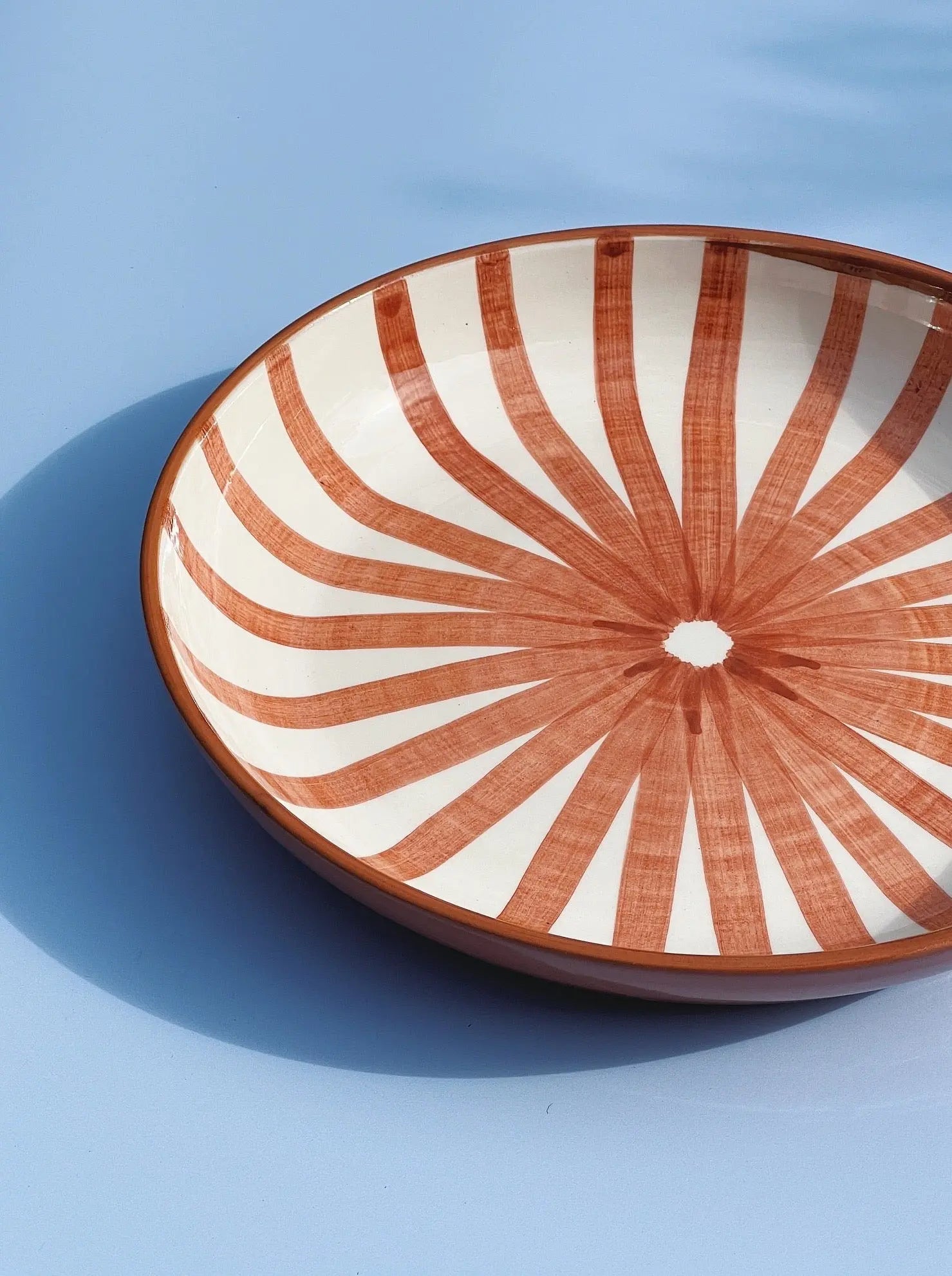 Håndlavet fad med terracotta og hvide striber | Stor Casa Cubista