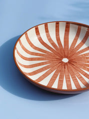 Håndlavet fad med terracotta og hvide striber | Stor Casa Cubista