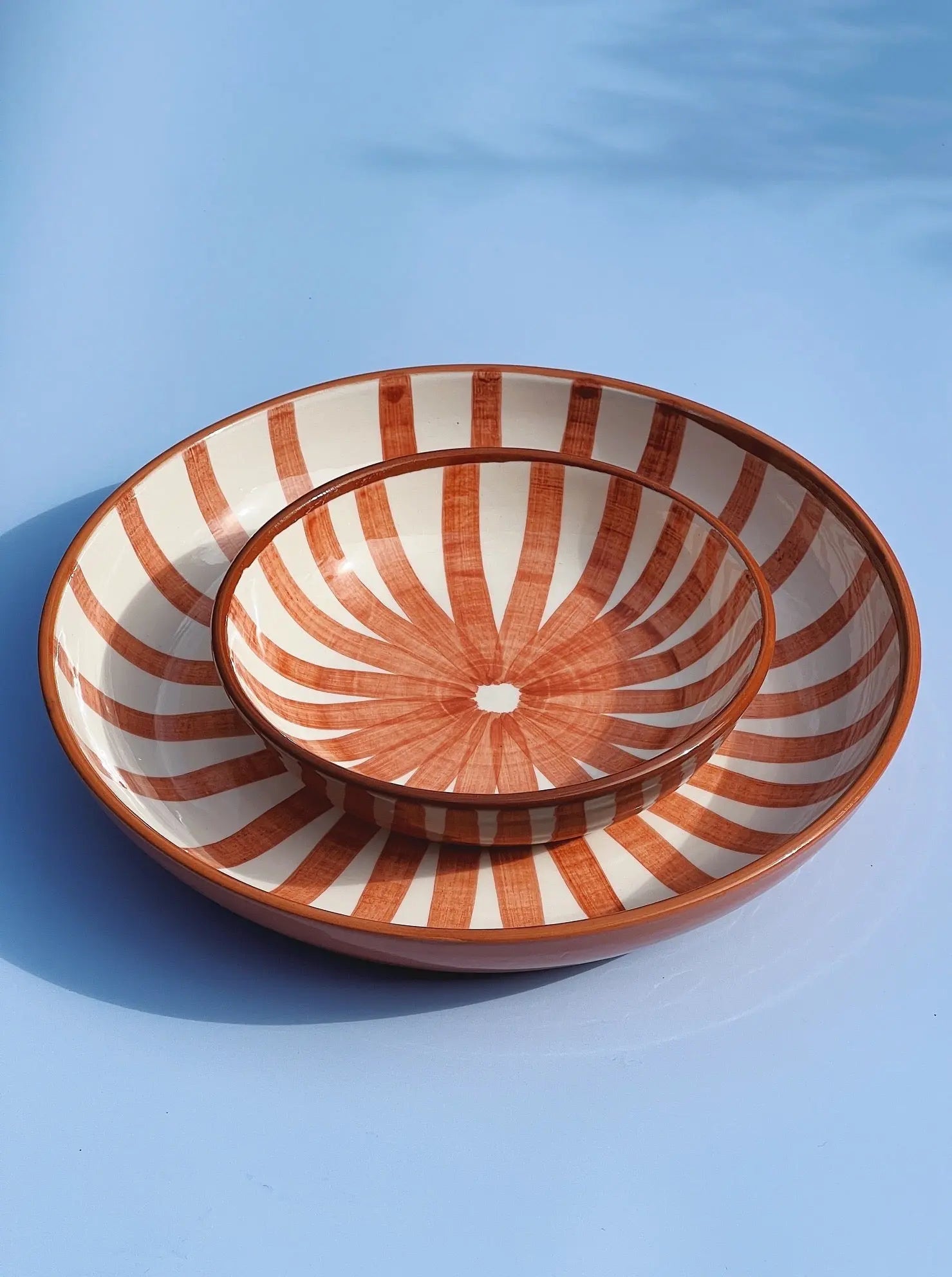 Håndlavet fad med terracotta og hvide striber | Stor Casa Cubista