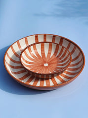 Håndlavet fad med terracotta og hvide striber | Stor Casa Cubista