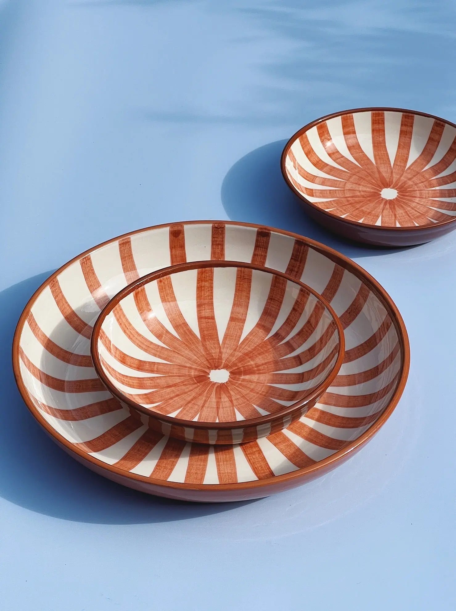 Håndlavet fad med terracotta og hvide striber | Stor Casa Cubista