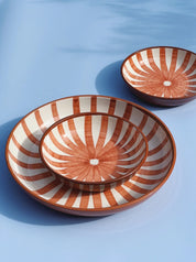 Håndlavet fad med terracotta og hvide striber | Stor Casa Cubista