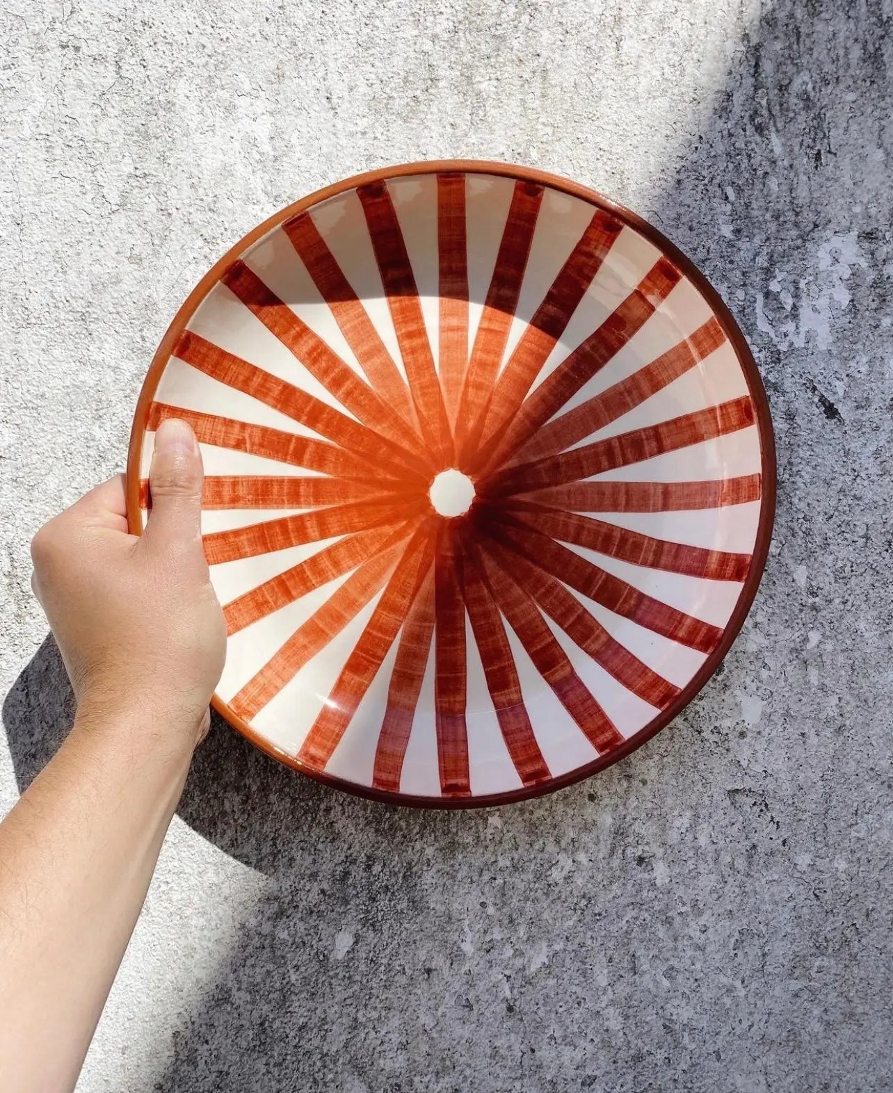 Håndlavet fad med terracotta og hvide striber | Stor Casa Cubista