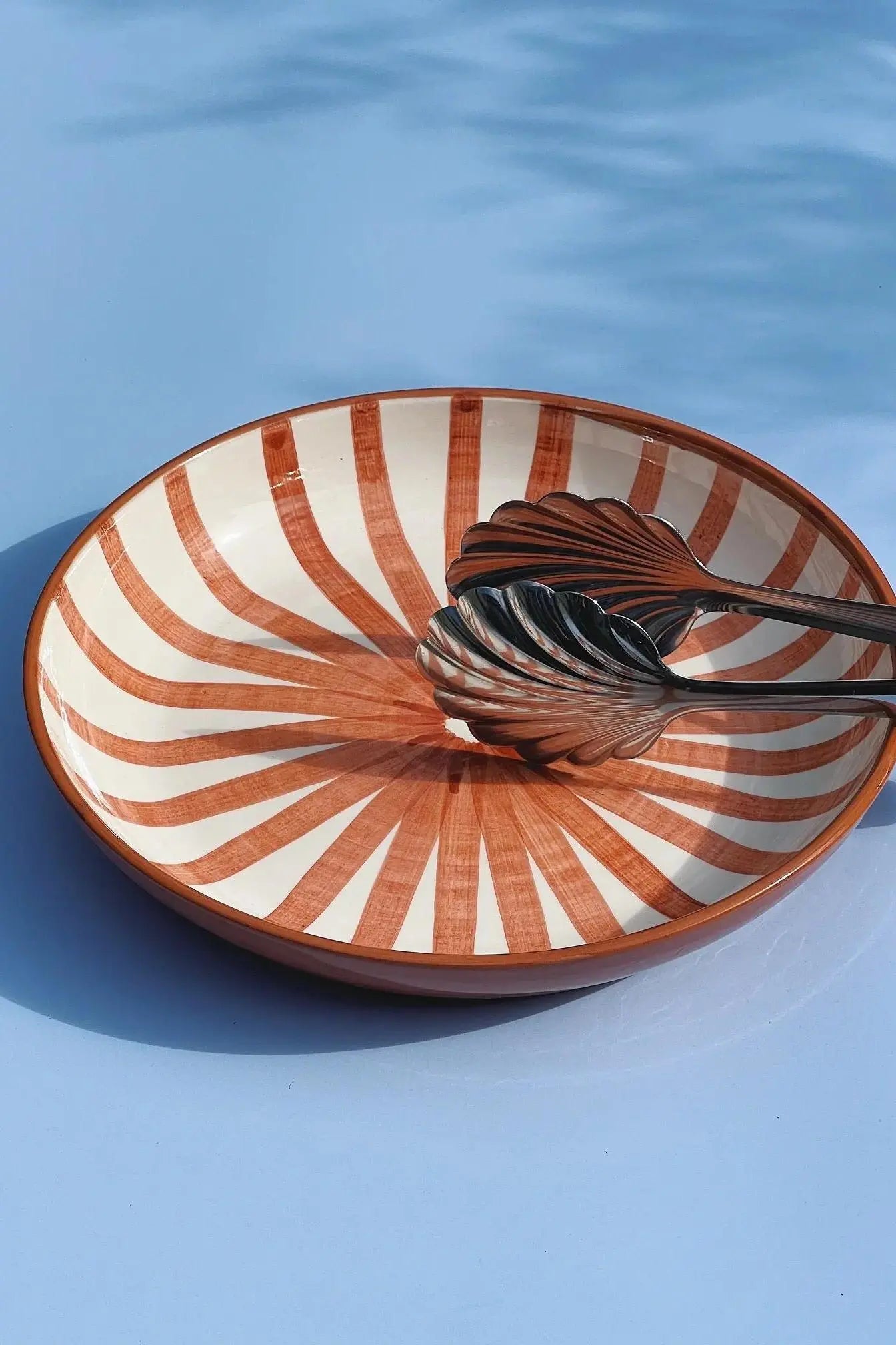 Håndlavet fad med terracotta og hvide striber | Stor Casa Cubista
