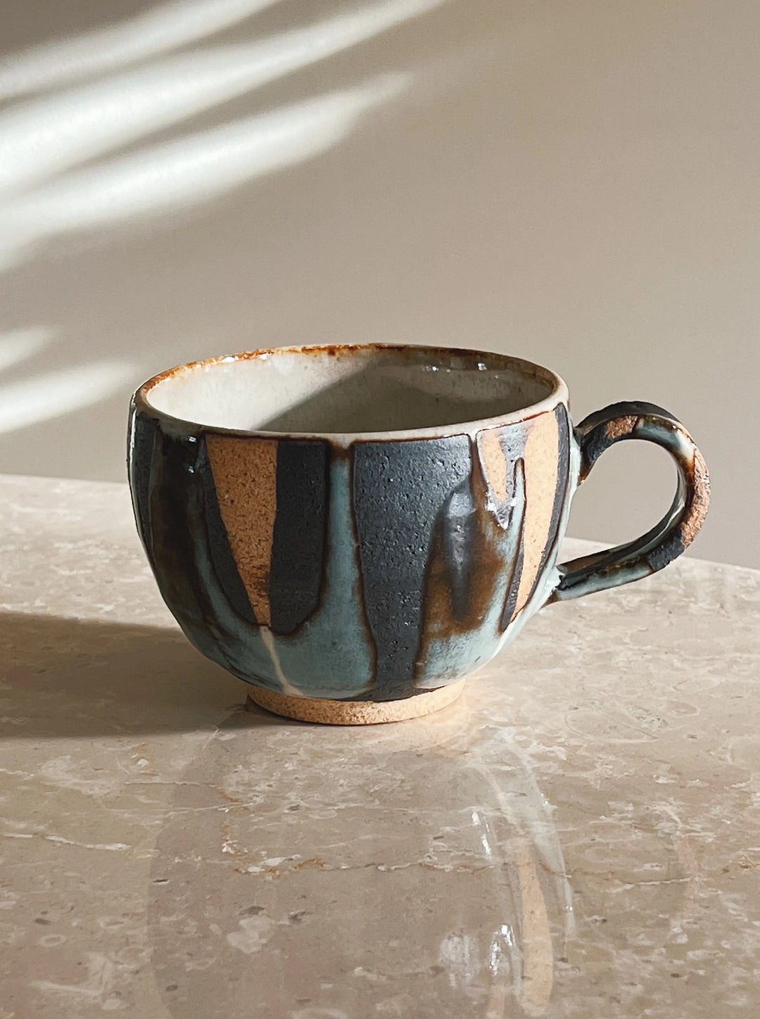 Håndlavet kop med hank fra Japan i keramik Studio Hafnia