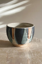 Håndlavet kop med mønster uden hank fra Japan i keramik Studio Hafnia
