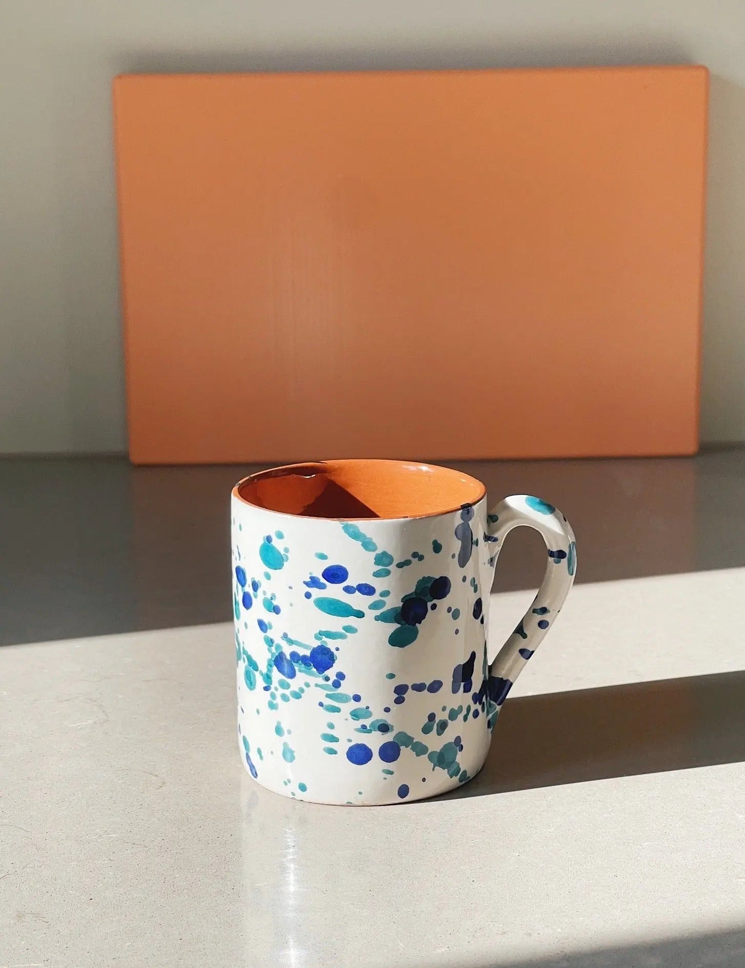 Håndlavet krus med blå og grøn splash Casa Cubista