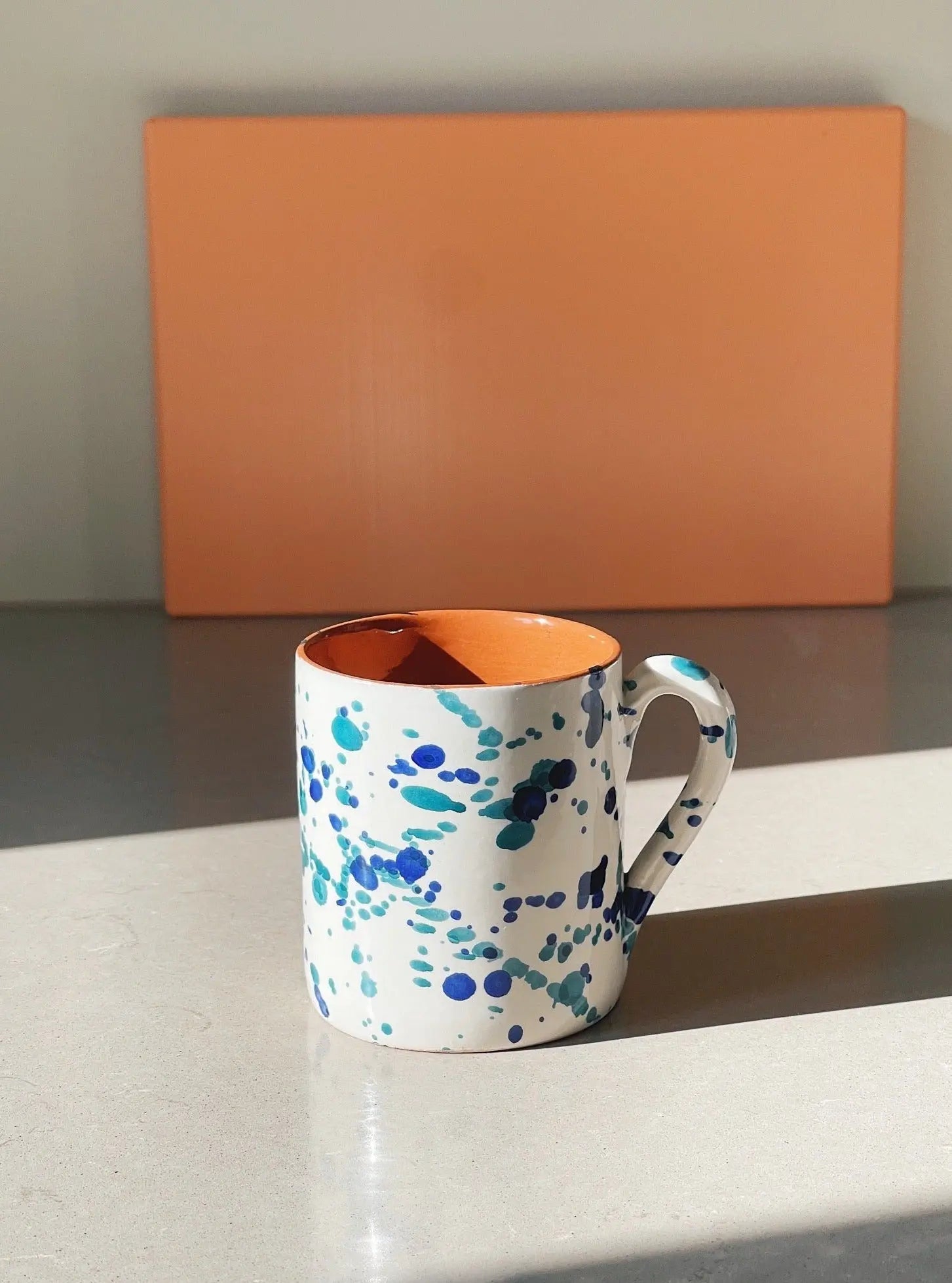 Håndlavet krus med blå og grøn splash Casa Cubista