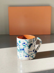 Håndlavet krus med blå og grøn splash Casa Cubista
