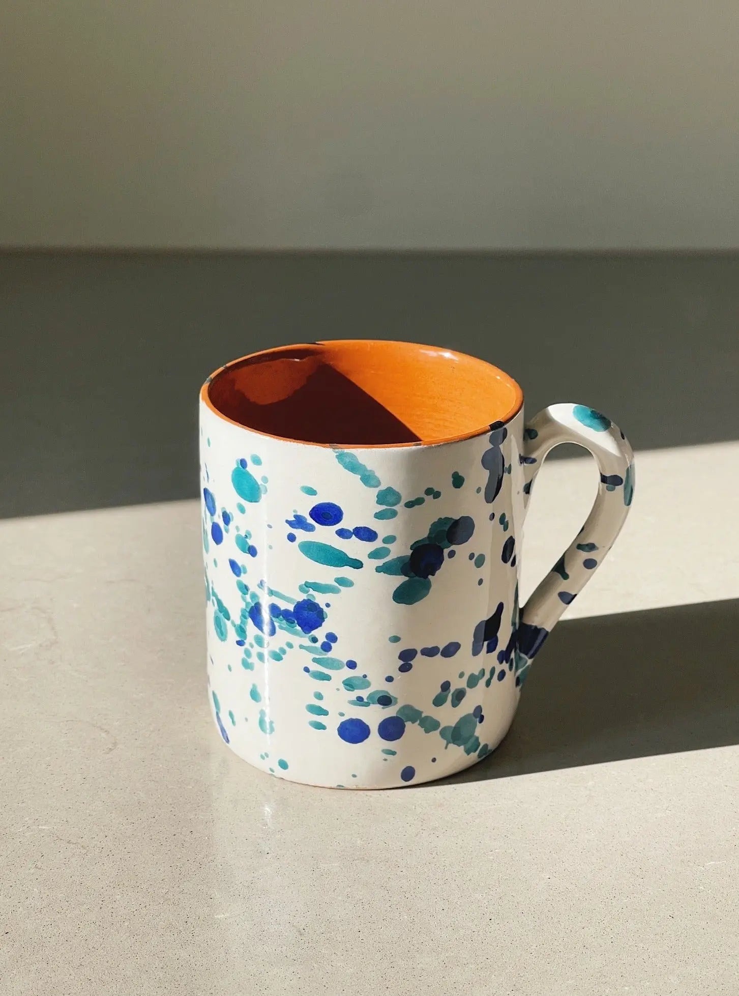 Håndlavet krus med blå og grøn splash Casa Cubista