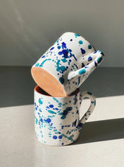 Håndlavet krus med blå og grøn splash Casa Cubista